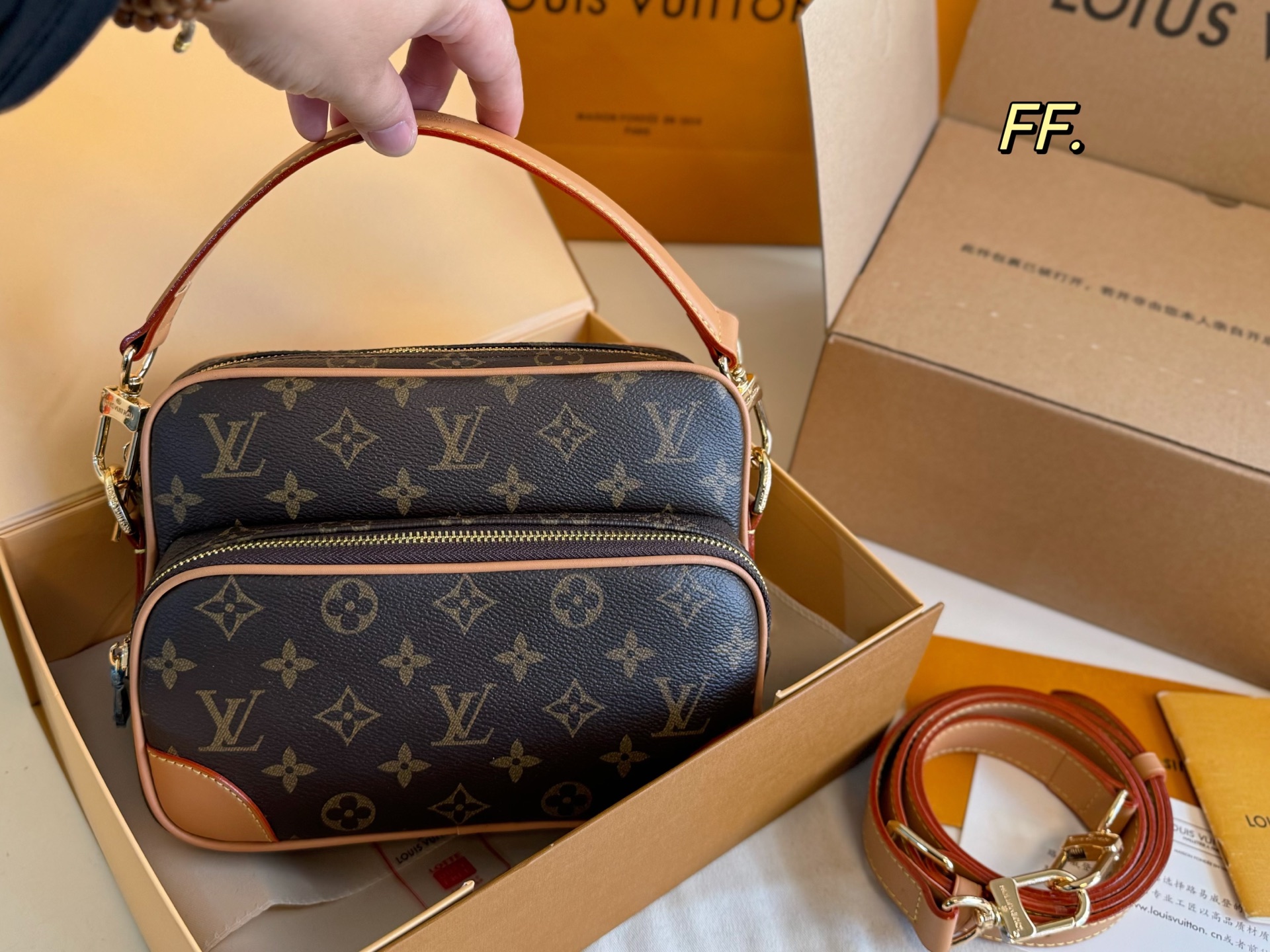 💰395（折叠盒）

size: 22×18
LV路易威登新款中古双层相机包❤️
老花设计，辨识度超高～
空间超大，双层设计更经典
肩带可调节，斜挎单肩都🉑️
男女都可驾驭，休闲随性✔️