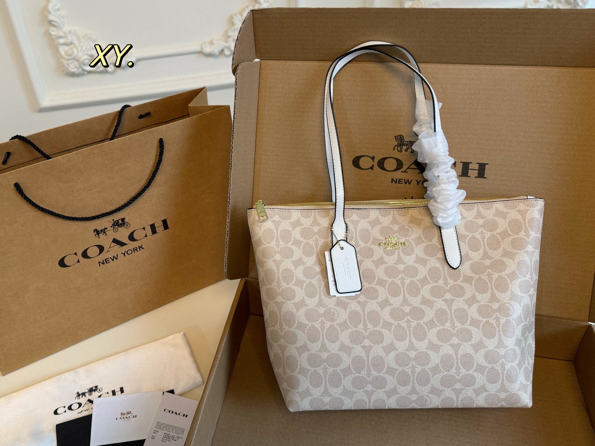 (Caja de avión) Tamaño: 29×25. Nuevo bolso de compras con monograma clásico de COACH. Diseño con cremallera, muy ligero…