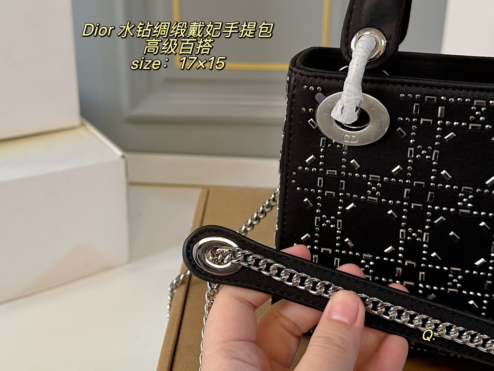 ❤️500包邮/原单代购级别
折叠盒)
size:17×15
Lady Dior 迪奥三格水钻绸缎戴妃手提包💕
优雅的光泽感极具女人味,
丝绸镶钻自带高级名媛感!
低调闪耀,超级洋气~
自带氛围感,时尚百搭yyds🖤