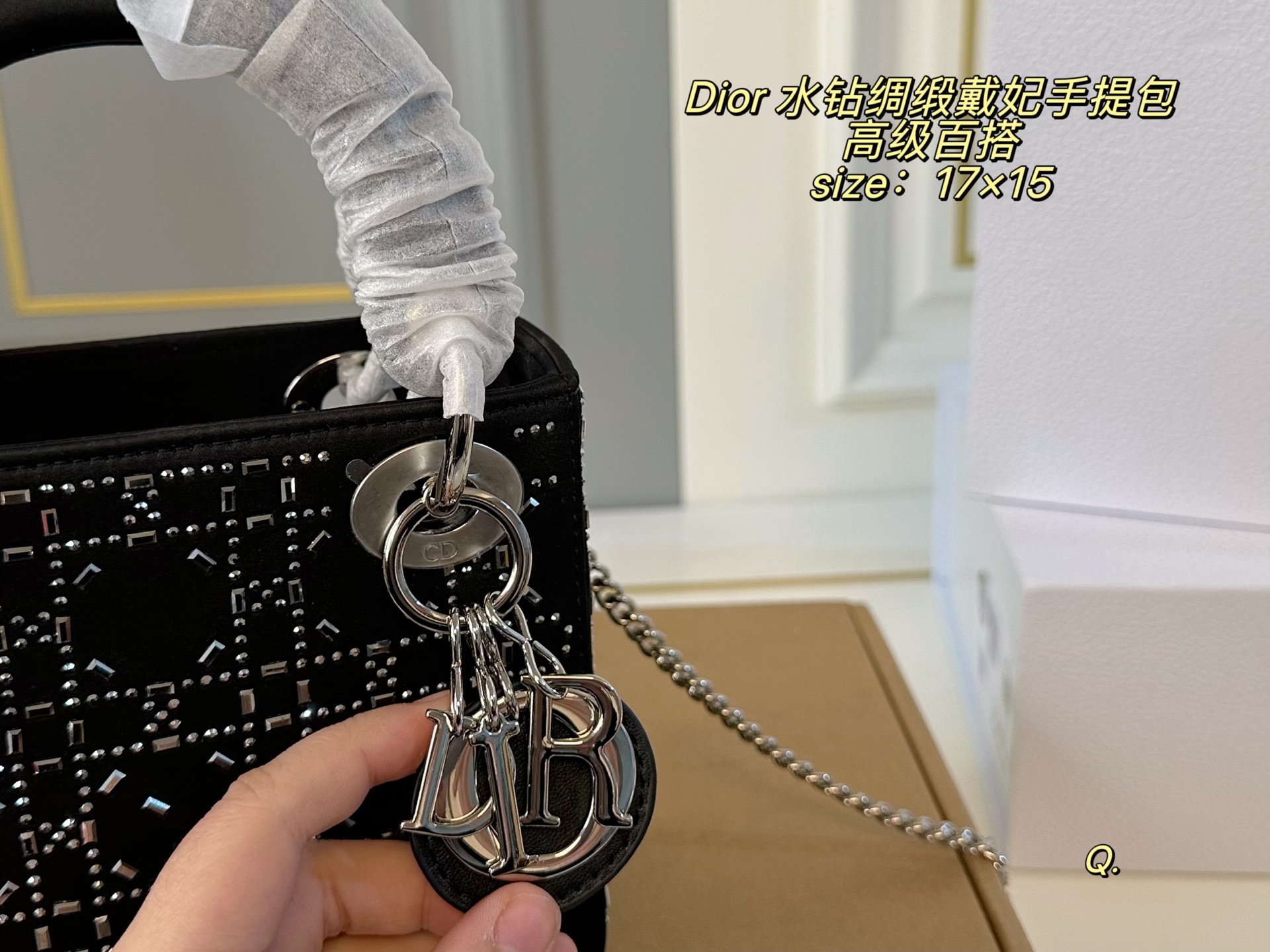 ❤️500包邮/原单代购级别
折叠盒)
size:17×15
Lady Dior 迪奥三格水钻绸缎戴妃手提包💕
优雅的光泽感极具女人味,
丝绸镶钻自带高级名媛感!
低调闪耀,超级洋气~
自带氛围感,时尚百搭yyds🖤