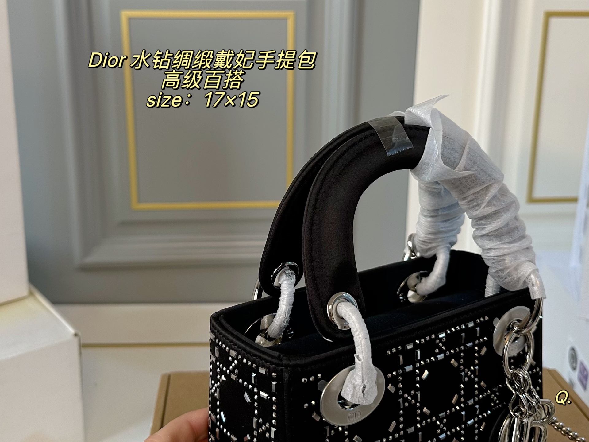 ❤️500包邮/原单代购级别
折叠盒)
size:17×15
Lady Dior 迪奥三格水钻绸缎戴妃手提包💕
优雅的光泽感极具女人味,
丝绸镶钻自带高级名媛感!
低调闪耀,超级洋气~
自带氛围感,时尚百搭yyds🖤