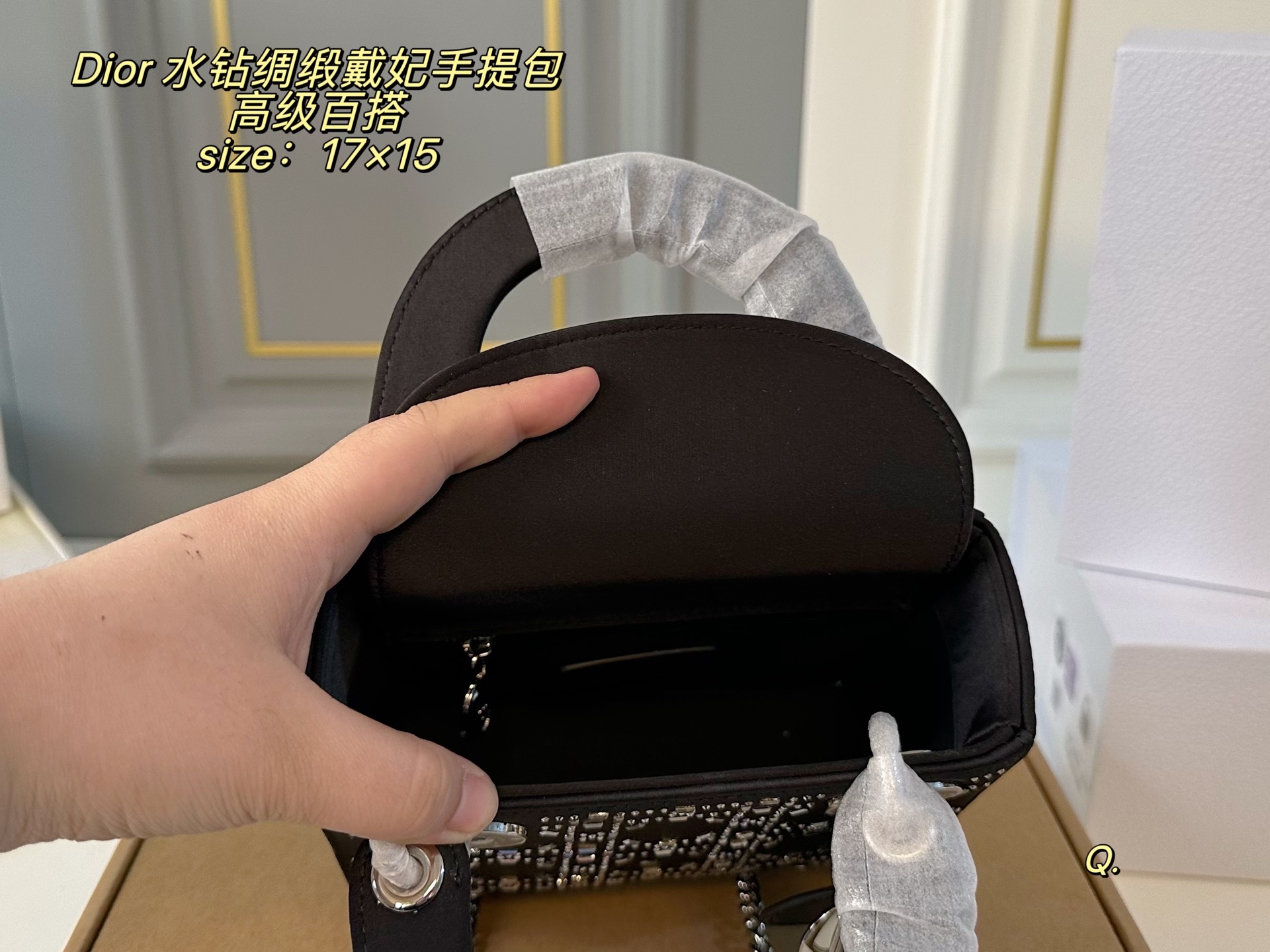 ❤️500包邮/原单代购级别
折叠盒)
size:17×15
Lady Dior 迪奥三格水钻绸缎戴妃手提包💕
优雅的光泽感极具女人味,
丝绸镶钻自带高级名媛感!
低调闪耀,超级洋气~
自带氛围感,时尚百搭yyds🖤