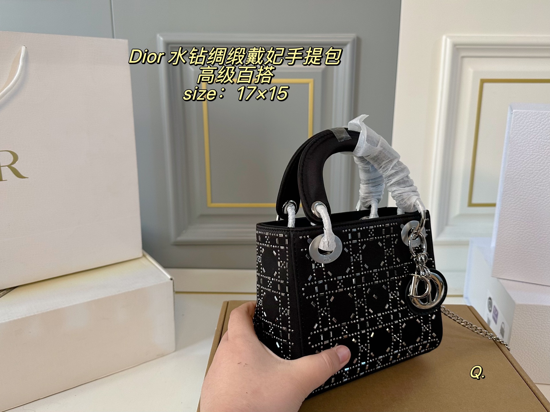 ❤️500包邮/原单代购级别
折叠盒)
size:17×15
Lady Dior 迪奥三格水钻绸缎戴妃手提包💕
优雅的光泽感极具女人味,
丝绸镶钻自带高级名媛感!
低调闪耀,超级洋气~
自带氛围感,时尚百搭yyds🖤