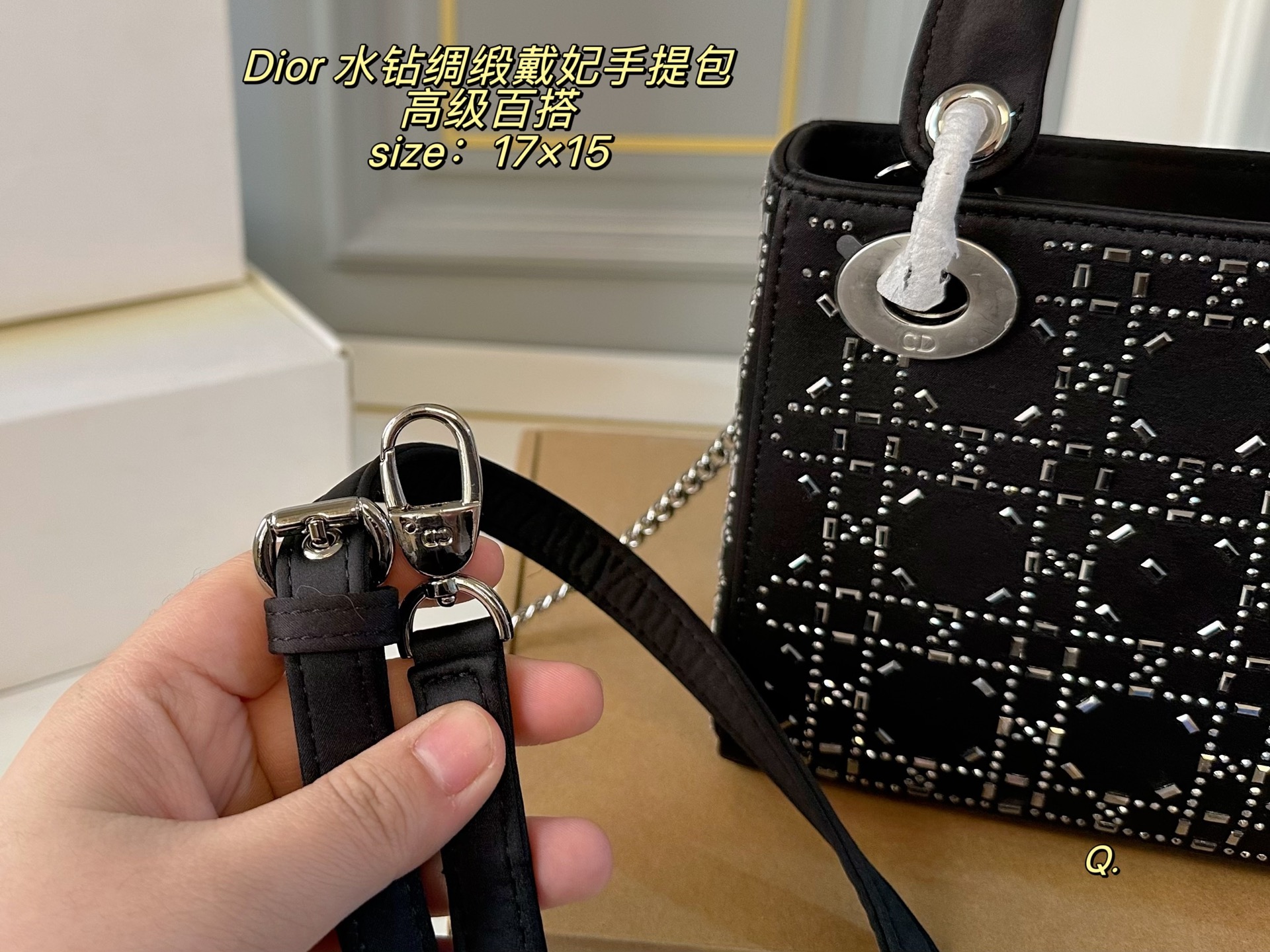 ❤️500包邮/原单代购级别
折叠盒)
size:17×15
Lady Dior 迪奥三格水钻绸缎戴妃手提包💕
优雅的光泽感极具女人味,
丝绸镶钻自带高级名媛感!
低调闪耀,超级洋气~
自带氛围感,时尚百搭yyds🖤