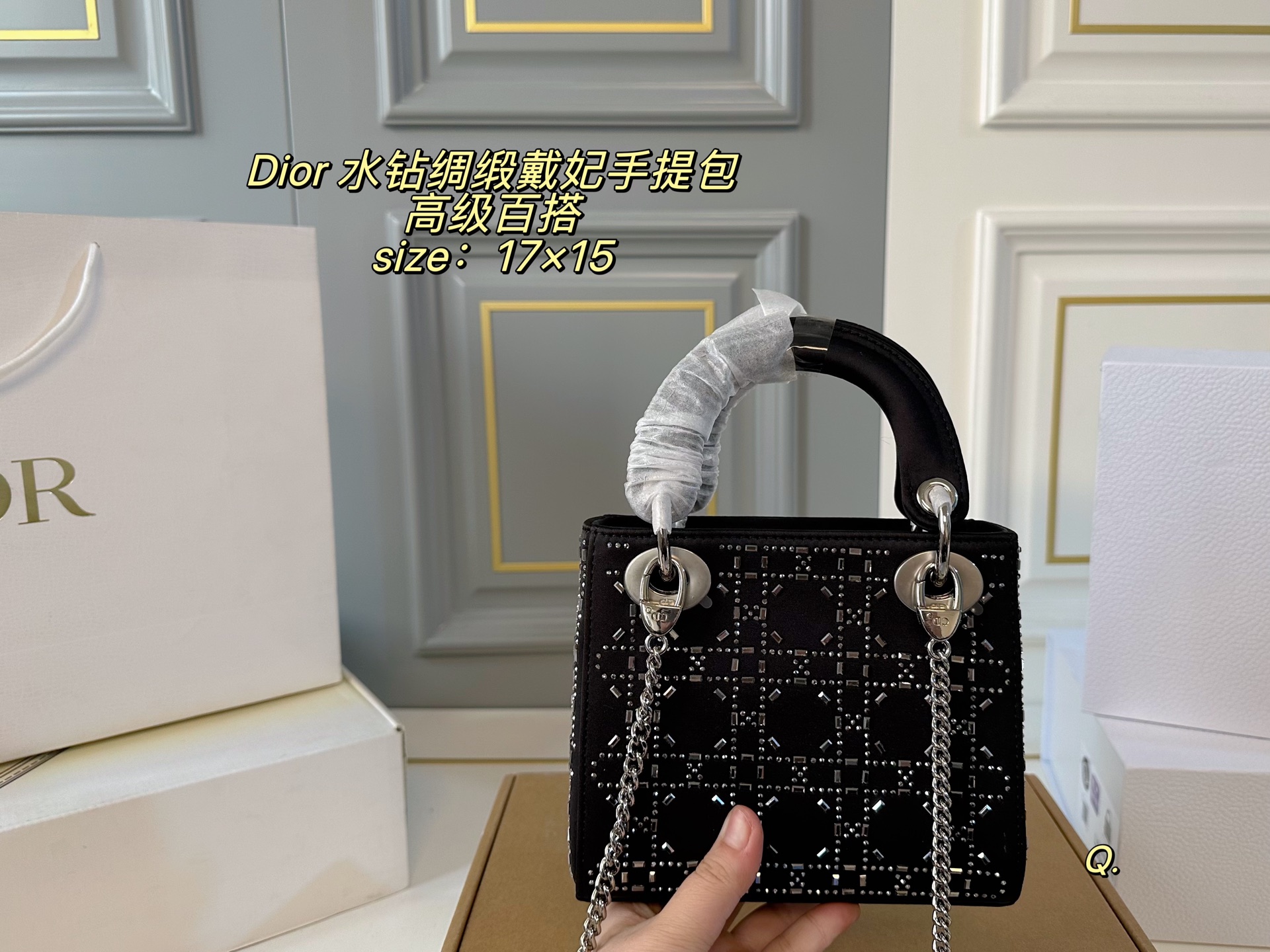 ❤️500包邮/原单代购级别
折叠盒)
size:17×15
Lady Dior 迪奥三格水钻绸缎戴妃手提包💕
优雅的光泽感极具女人味,
丝绸镶钻自带高级名媛感!
低调闪耀,超级洋气~
自带氛围感,时尚百搭yyds🖤