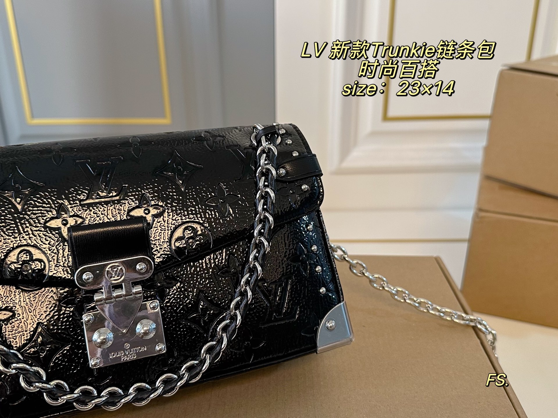 P225（折叠盒飞机盒）

size：23&times;14
LV路易威新款登新款Trunkkie链条包💕
摩登复古，时髦感拉满，很有设计的一款
硬金属边角➕铆钉设计，细节感拉满
百搭耐看，🉑️以拎着出席任何场景👌