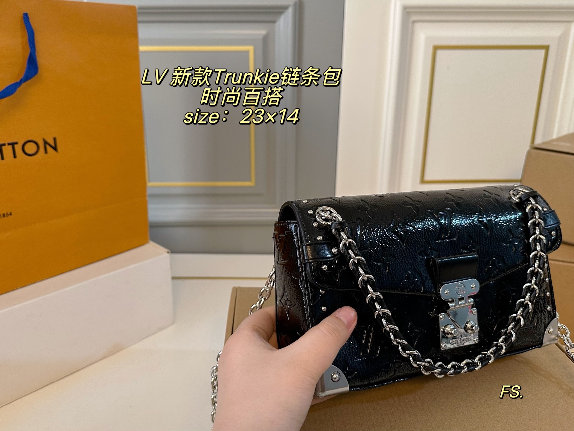 P225（折叠盒飞机盒）

size：23&times;14
LV路易威新款登新款Trunkkie链条包💕
摩登复古，时髦感拉满，很有设计的一款
硬金属边角➕铆钉设计，细节感拉满
百搭耐看，🉑️以拎着出席任何场景👌