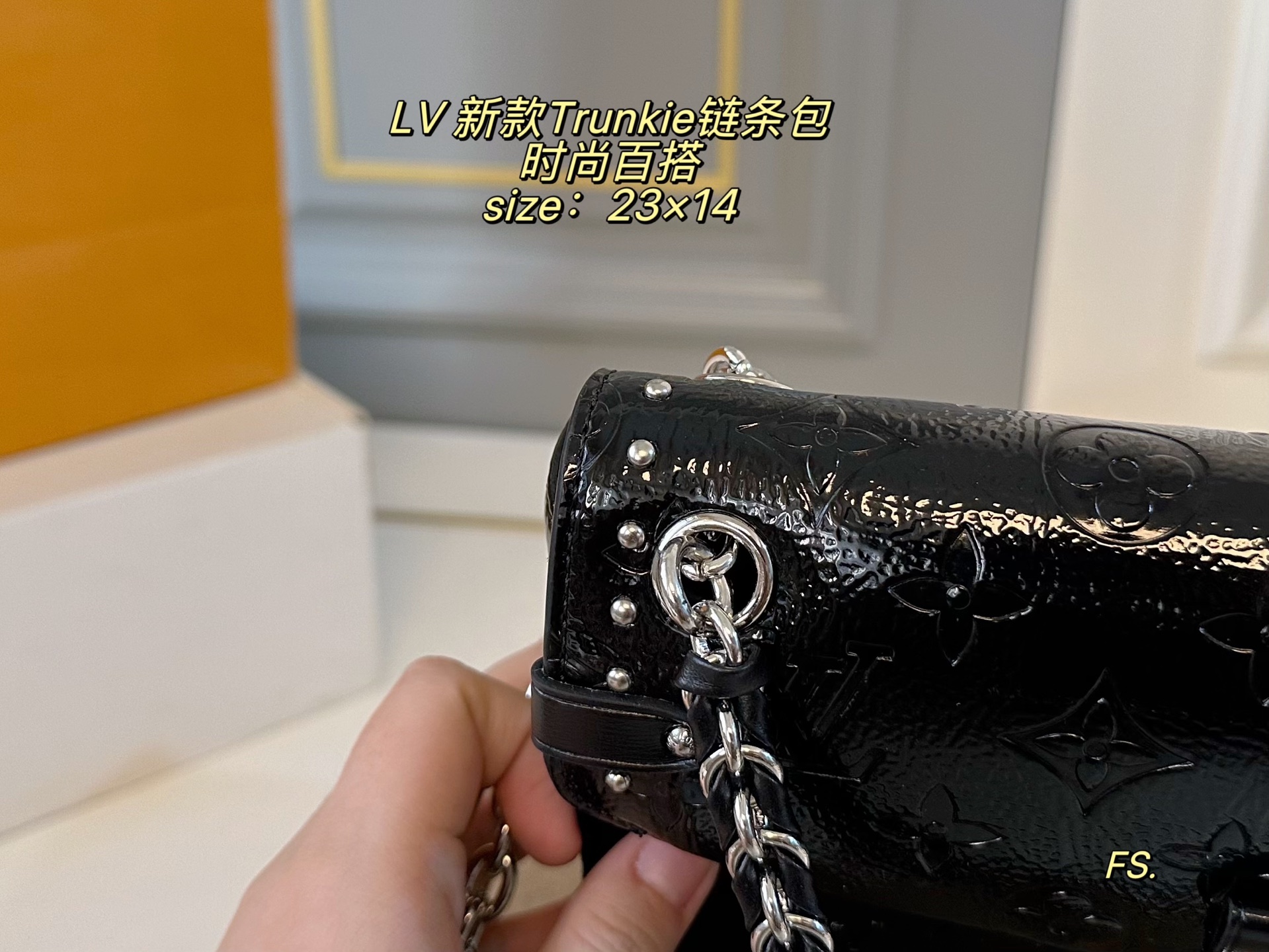 P225（折叠盒飞机盒）

size：23&times;14
LV路易威新款登新款Trunkkie链条包💕
摩登复古，时髦感拉满，很有设计的一款
硬金属边角➕铆钉设计，细节感拉满
百搭耐看，🉑️以拎着出席任何场景👌