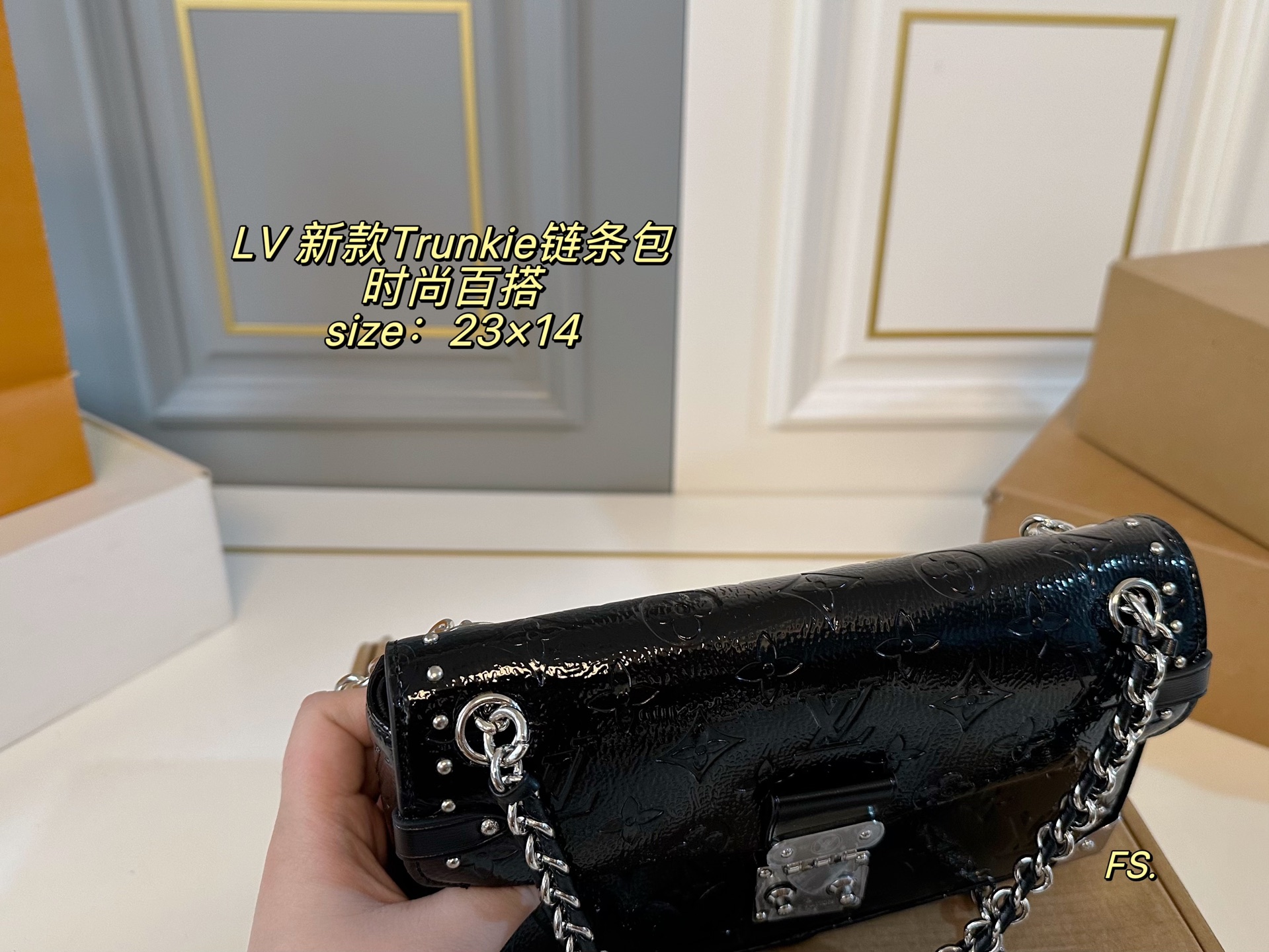 P225（折叠盒飞机盒）

size：23&times;14
LV路易威新款登新款Trunkkie链条包💕
摩登复古，时髦感拉满，很有设计的一款
硬金属边角➕铆钉设计，细节感拉满
百搭耐看，🉑️以拎着出席任何场景👌