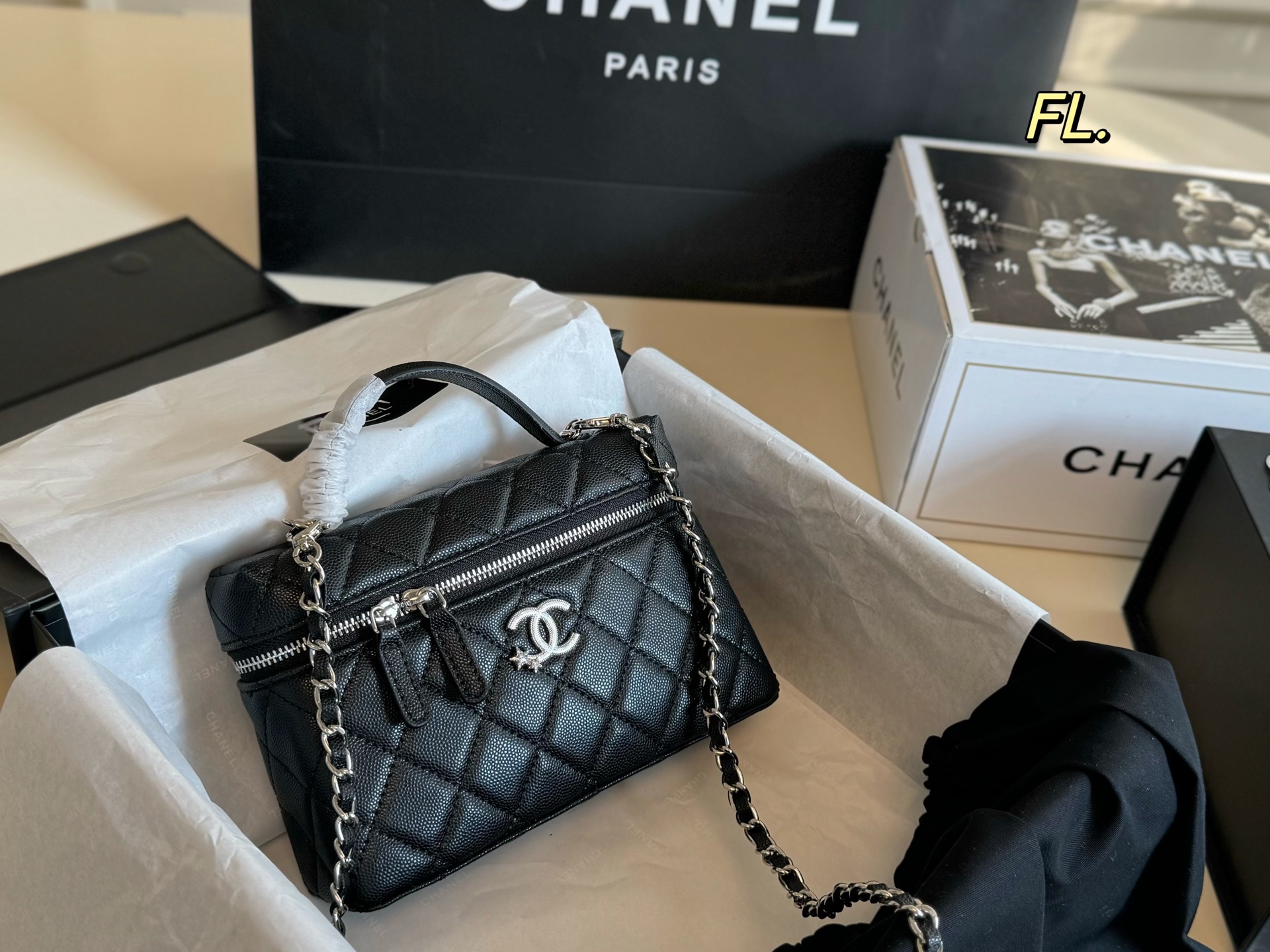 P218 Folding Box Airplane Box | | Size: 19×12 | Chanel Chanel's New 25c Portable Chain Lunch Box Bag️ | Zipper Opening And Closing Design, Very Convenient For Placing Items | The Bag Is Lightweight, Small And Cute, With A Large Capacity | Can Be Worn Cross-body Or Portable. Fashionable And Good-looking, Worth Buying‼ ️