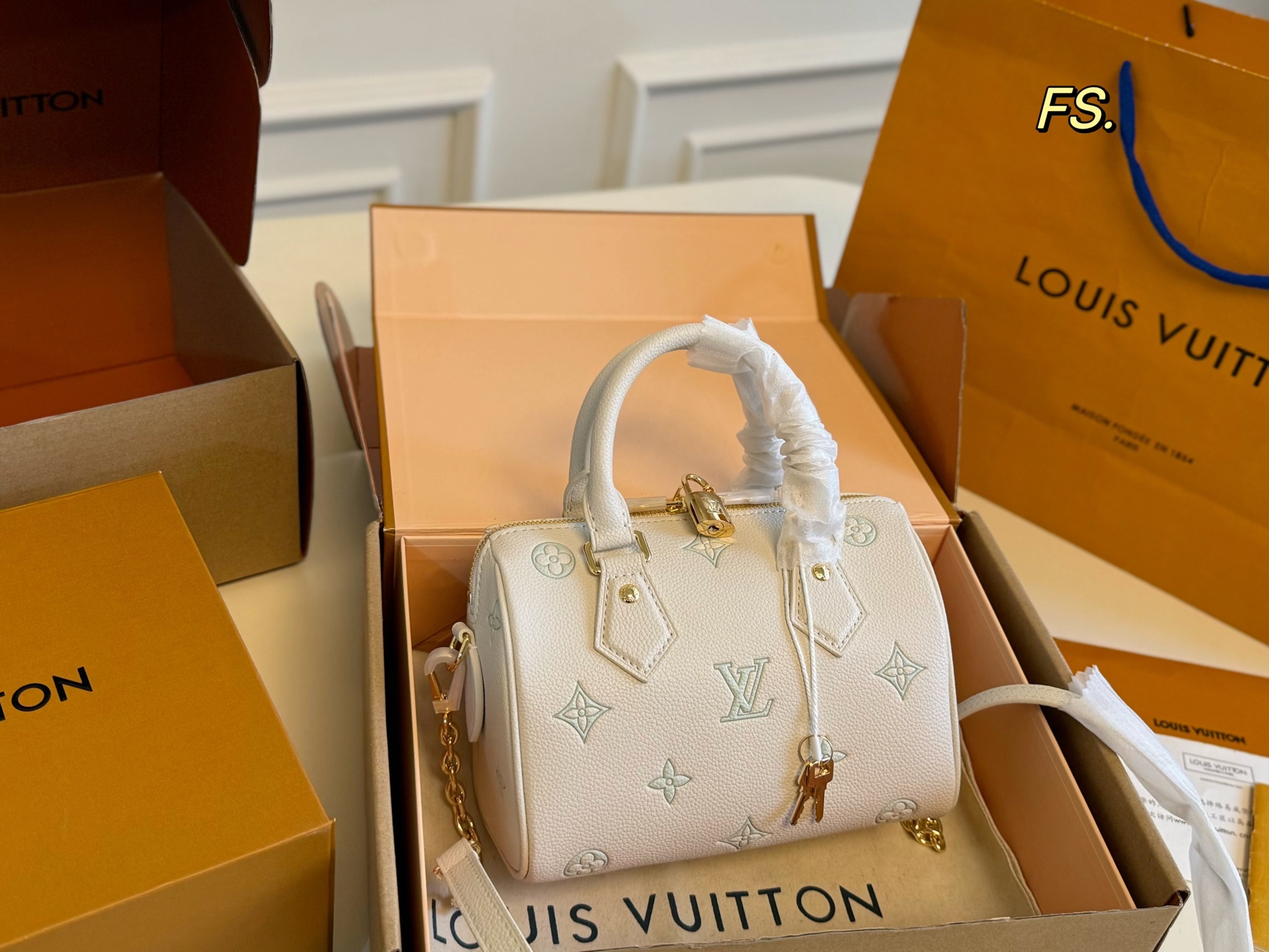 P278 20cm Folding Box Airplane Box | | Size: 20×14 | Lv Louis Vuitton Candy Series Speedy Boston Pillow Bag | Classic Reappearance, Light And Fashionable | Shoulder Straps🉑️adjustable, Portable And Detachable | Strong Retro Style, Fashionable And Versatile, Super Practical️