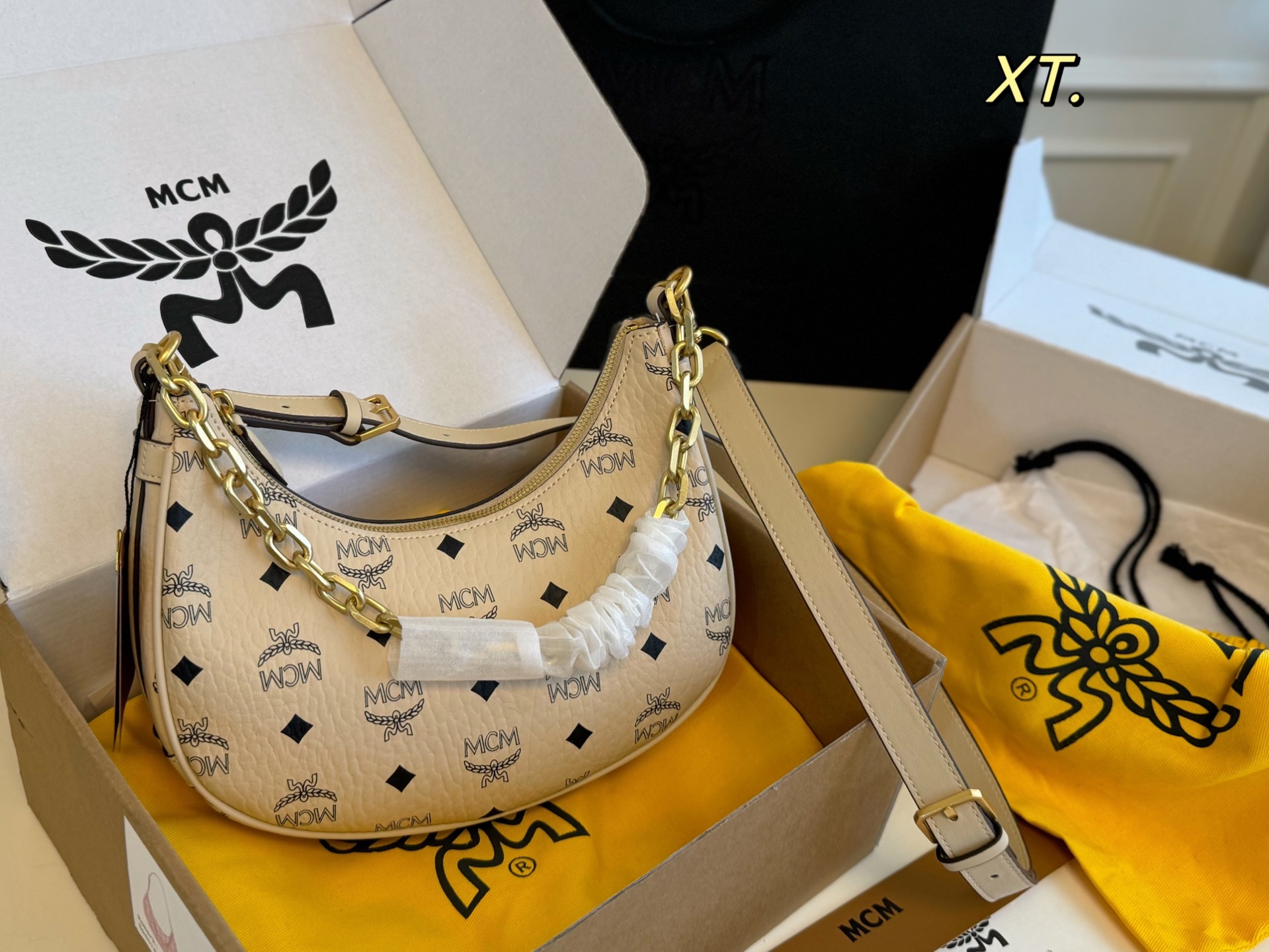 P160 (caja de avión) tamaño: 24×13 MCM bolso Hobo en forma de media luna 💕 El diseño es relajado y casual, y se ve bas…