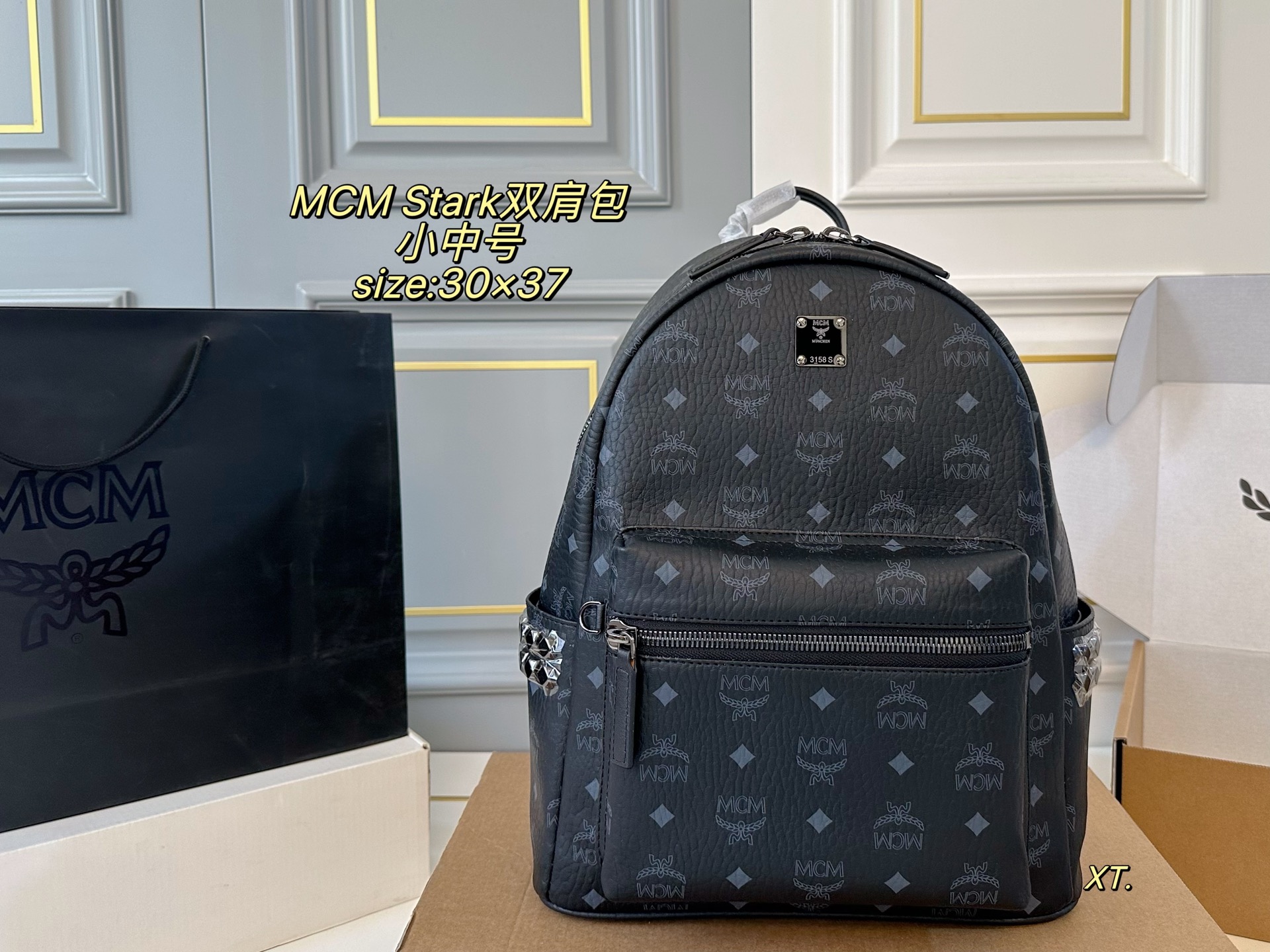 P225 Pequeña-mediana (caja de avión) tamaño: 30×37 pequeña-mediana. Mochila MCM Stark con tachuelas laterales 🎒. Tachu…