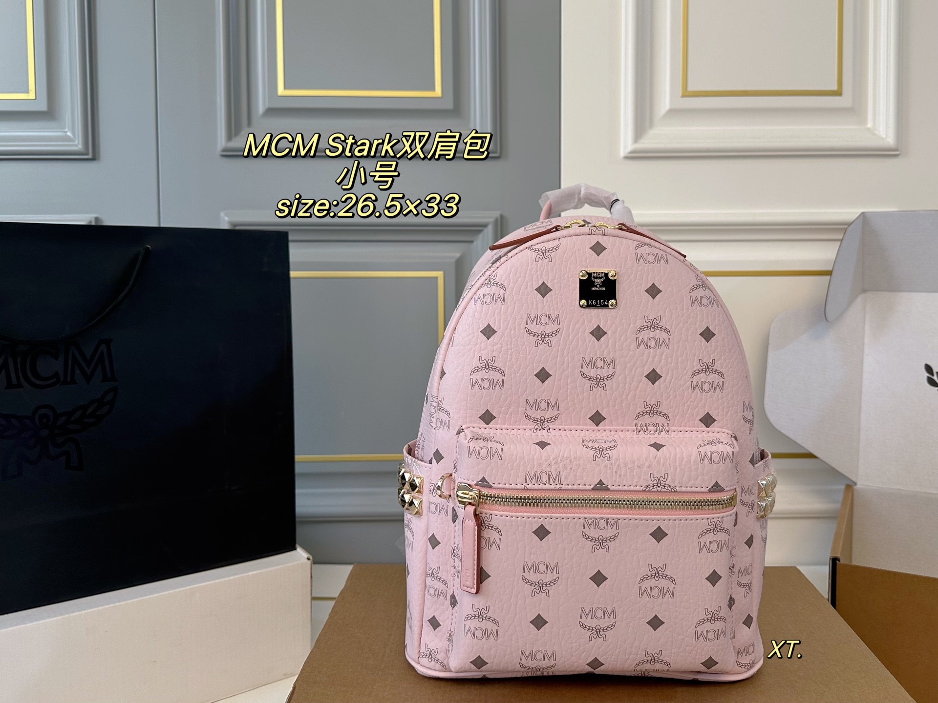 P220 Pequeña (caja de avión) tamaño: 26.5×33 pequeña. Mochila MCM Stark con tachuelas laterales 🎒. Tachuelas marrones …