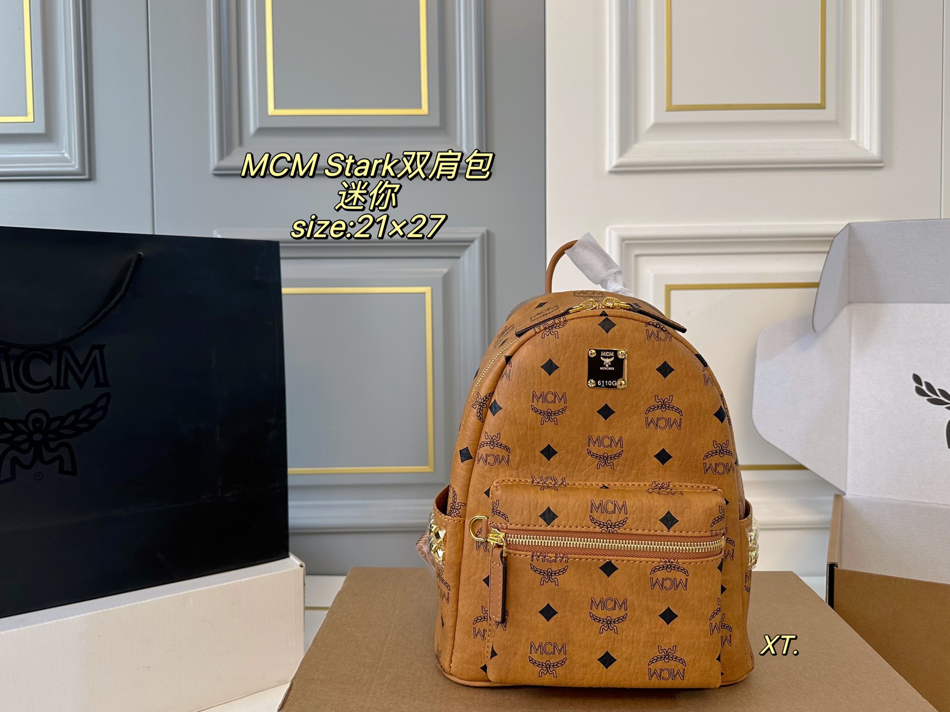 P210 Mini (caja de avión) tamaño: 21×27 mini. Mochila MCM Stark con tachuelas laterales 🎒. Tachuelas marrones incrusta…