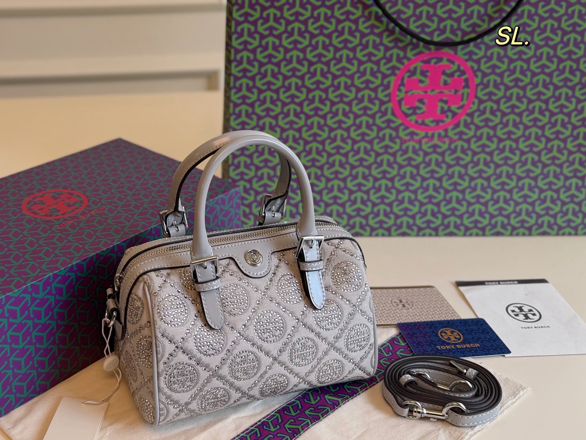 P263 Folding Box | | Size: 18×13 | Tb Tory Burch’s New Rhinestone Patent Leather Boston Pillow Bag | Classic And Versatile Bag Shape Rhinestone Design | Don’t Really Be Too Cool, It’s Simply Beautiful | Retro And Versatile, Small And Convenient, With Enough Capacity | The Upper Body Is Very Eye-catching And Feels High-end 🈵️