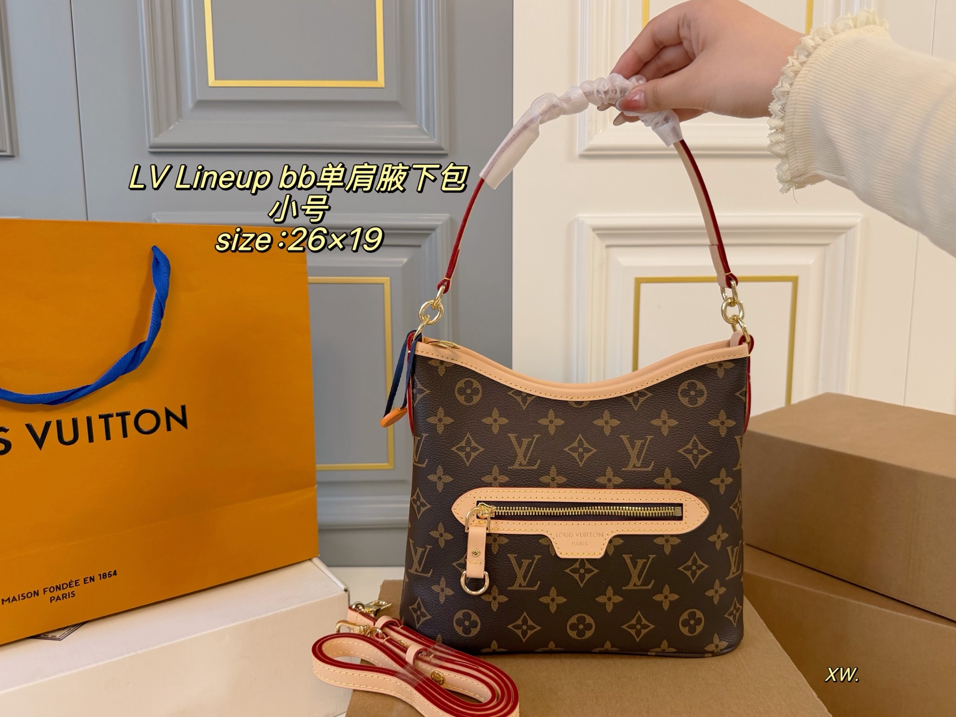 P240 Small Size Folding Box Airplane Box | | Size: 26×19 Small Size | Lv Louis Vuitton Lineup Bb Shoulder Armpit Bag | Playful And Sophisticated, Retro And Fashionable | The Shoulder Strap Is Adjustable, It’s Ok Under The Armpit Or On One Shoulder | Versatile For Daily Commuting Or Casual Outings