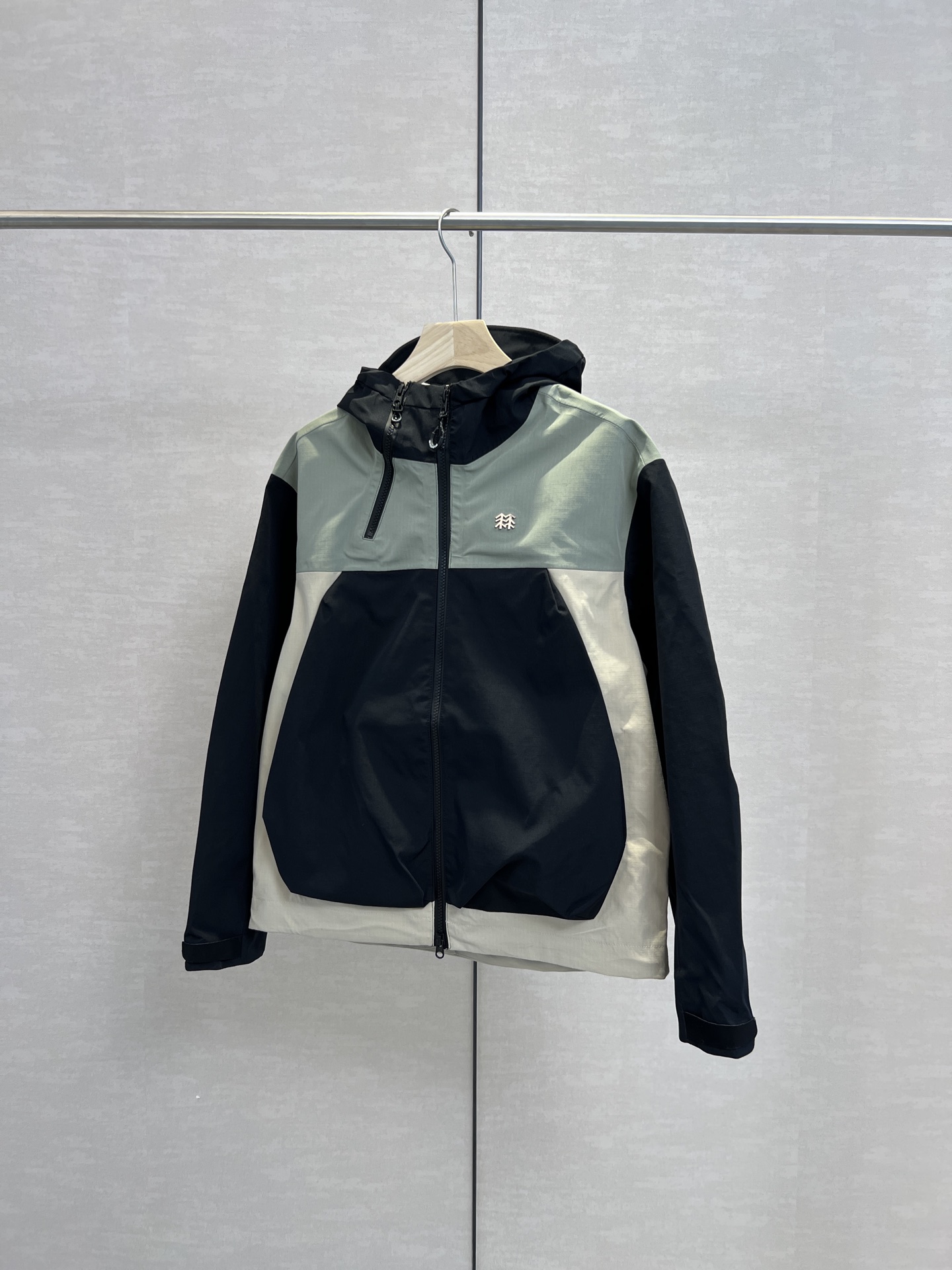 460💰（编号3）
【明星同款】KOLON SPORT可隆男女OBLI-K 3L防水夹克冲锋衣2级
一年可以穿三个季节的高频使用率 必须具备防风 防水 透湿 的功能，还能根据人体温度进行微调节。
✅连帽设计可以满足户外雨雪天气的需求，面料肉肉软软有弹性，全身所有压胶部位平整 ，这个款最难的设计就是两侧的百褶松紧腰身的工艺，丝毫不能有差错。
