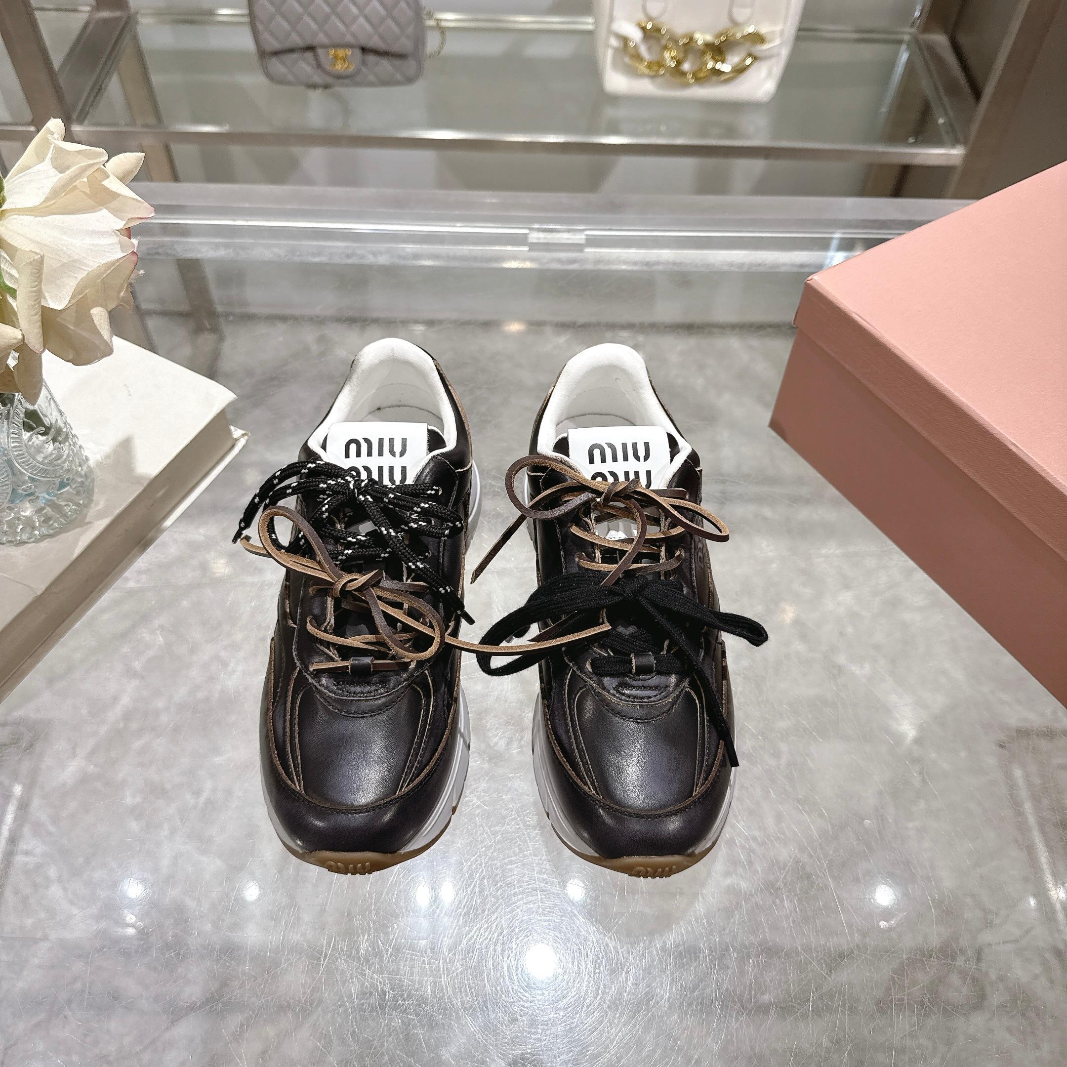 NO:405985,Mesh, leather surface Miumiu summer daddy shoes, retro style restored nostalgic design, genuine leather matched with mesh summer favorite, good breathability, anti-slip and wear-resistant broadsole belt slightly heightened, short people's careful and casual outfit color silver, white net, white rub color, black rub color Size 35--40, casual shoes/sports shoes, miumiu, sneakers19860909网面,皮面 Miumiu缪缪夏季老爹鞋运动鞋,擦色做旧的复古风格还原怀旧设计,真皮搭配网面夏季的最爱,透气性好,防滑耐磨的大底带一点点增高,矮个子的小心机随意穿搭 颜色银色,白网,白擦色,黑擦色 码数35--40,休闲鞋/运动鞋,miumiu,sneakers,Women's Shoes