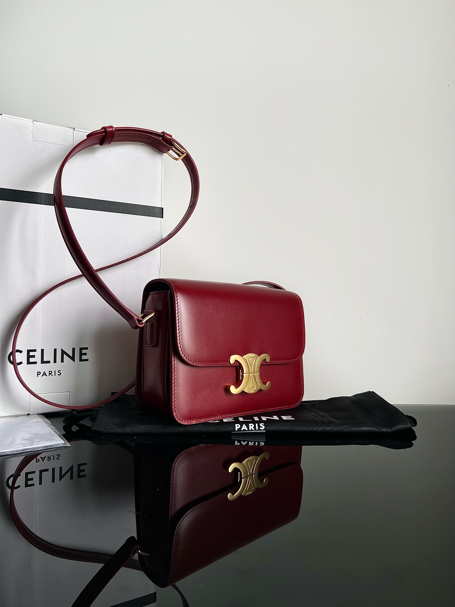 Classic Celine TRIOMPHE Teen Arc de Triomphe. Small size: 18.5 X 14 X 6cm. Original leather, all-steel hardware, TRIOMPHE outer cowhide, sheepski