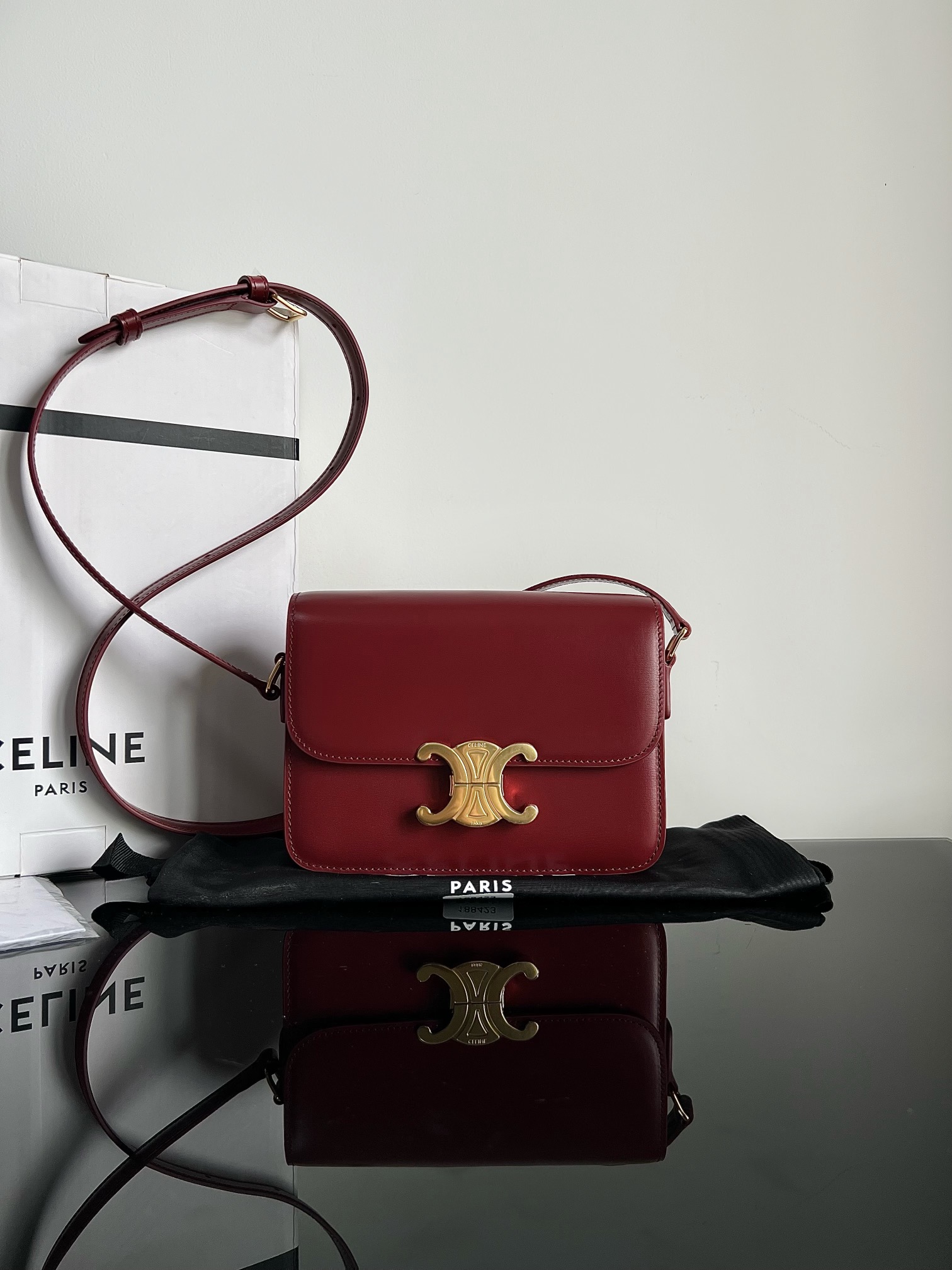 Classic Celine TRIOMPHE Teen Arc de Triomphe. Small size: 18.5 X 14 X 6cm. Original leather, all-steel hardware, TRIOMPHE outer cowhide, sheepski