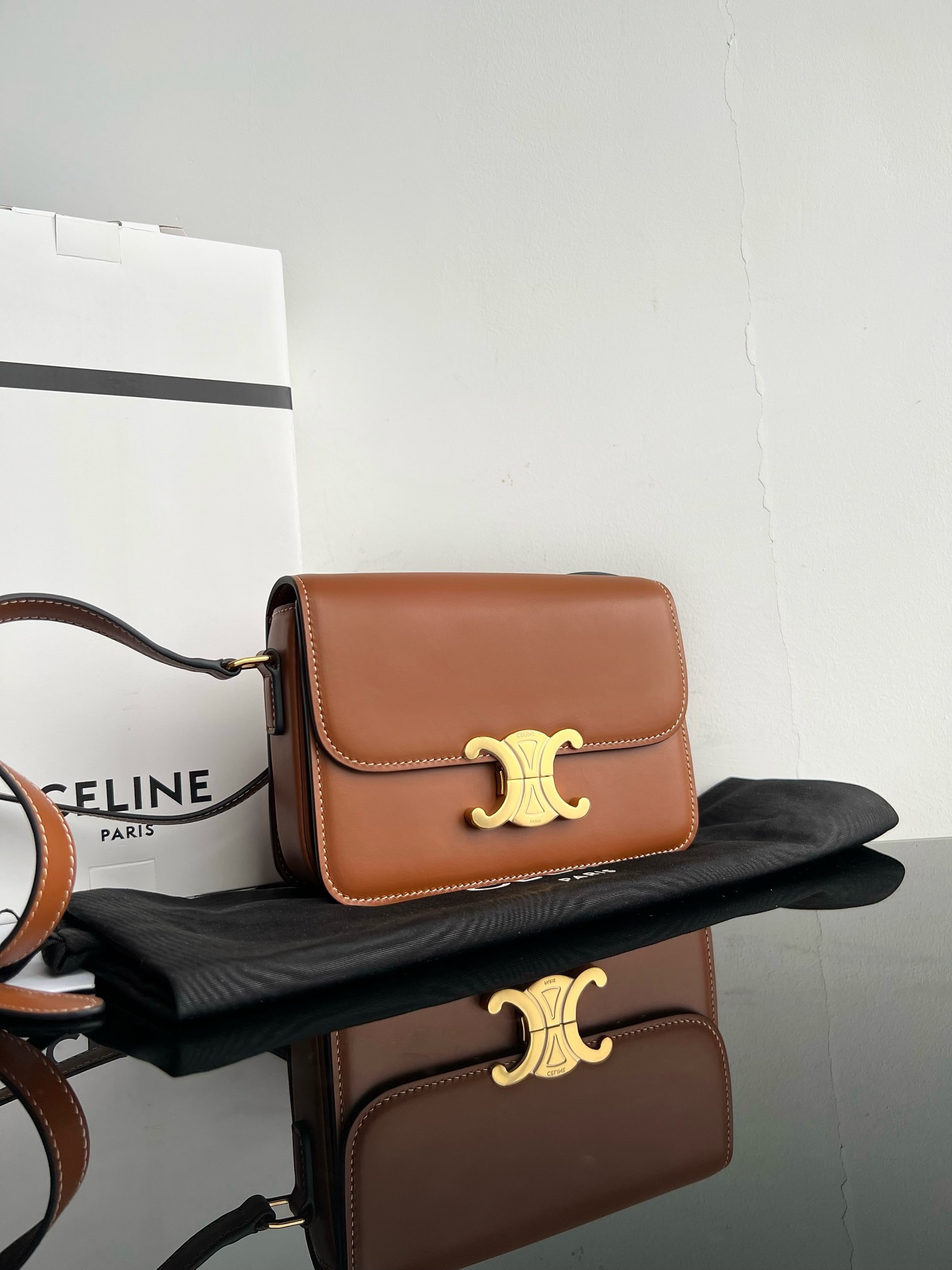 Classic Celine TRIOMPHE Teen. Small size: 18.5 X 14 X 6cm. Original leather, all-steel hardware, TRIOMPHE outer cowhide, sheepskin lining, crossb