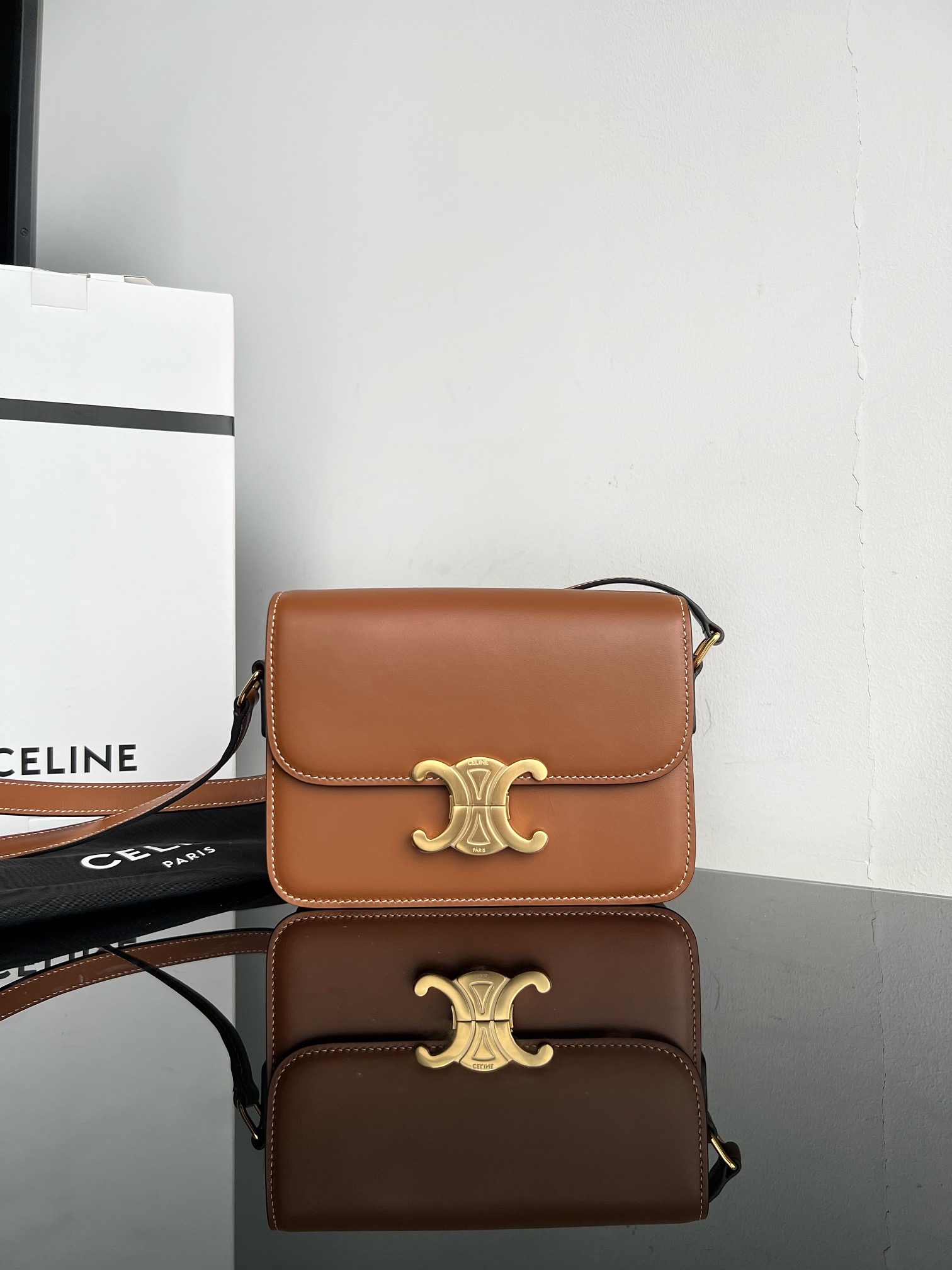 Classic Celine TRIOMPHE Teen. Small size: 18.5 X 14 X 6cm. Original leather, all-steel hardware, TRIOMPHE outer cowhide, sheepskin lining, crossb