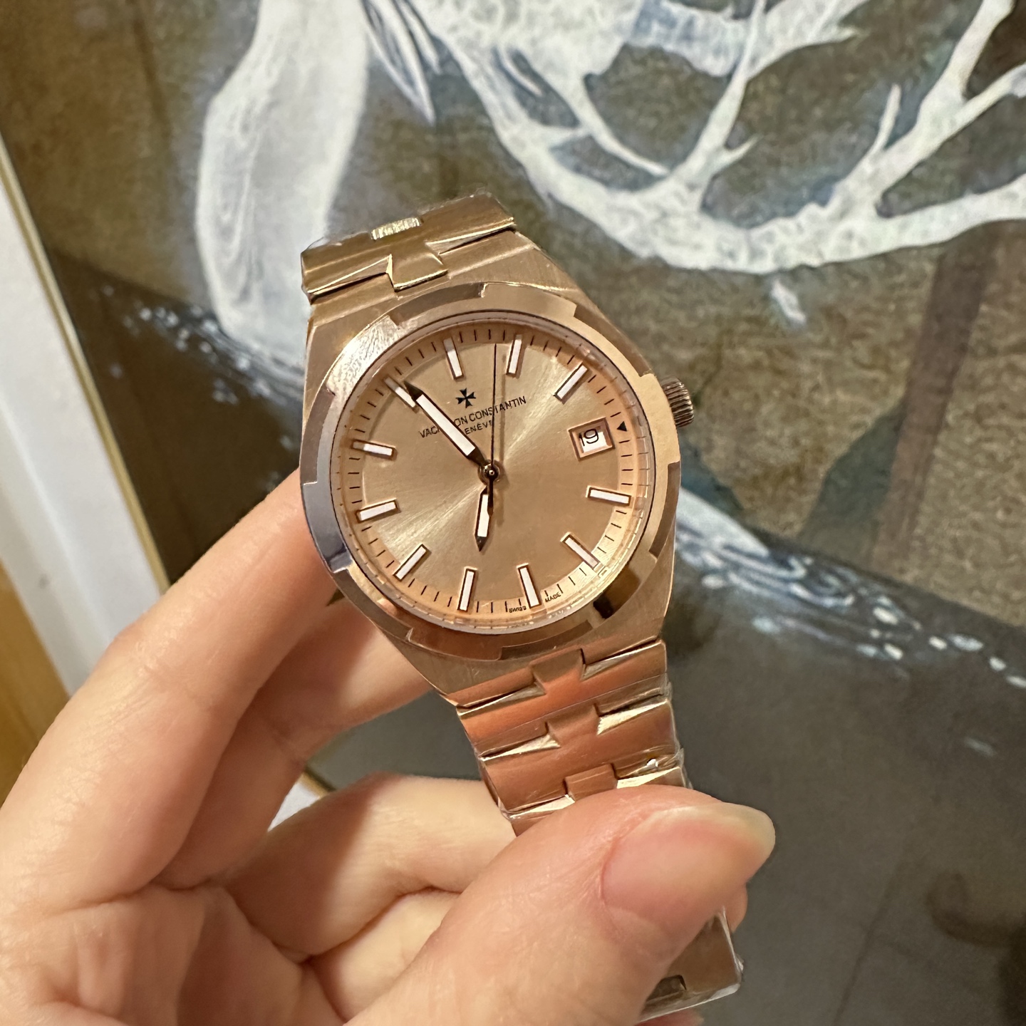 💰光500/520🔰
VACHERON CONSTANTIN江诗丹顿纵横四海系列：原装进口石英机芯，简约大三针设计，旭日纹缎拉丝工艺处理，搭配蓝宝石镜面防刮花，深邃优雅大方，直径33cm。