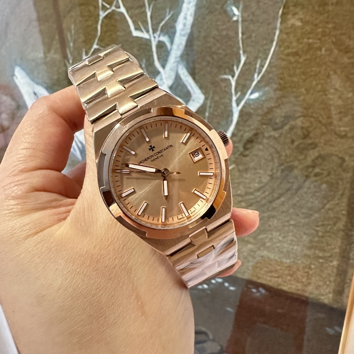 💰光500/520🔰
VACHERON CONSTANTIN江诗丹顿纵横四海系列：原装进口石英机芯，简约大三针设计，旭日纹缎拉丝工艺处理，搭配蓝宝石镜面防刮花，深邃优雅大方，直径33cm。