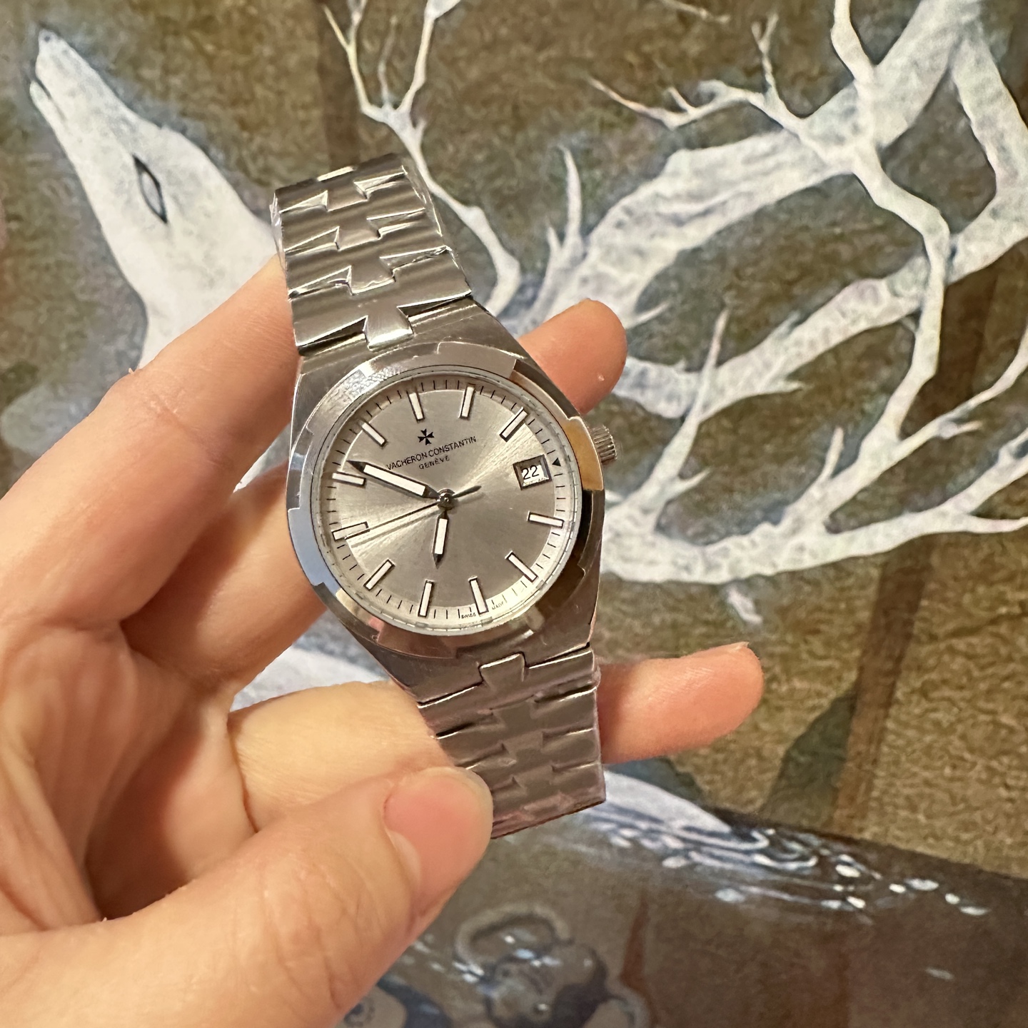 💰光500/520🔰
VACHERON CONSTANTIN江诗丹顿纵横四海系列：原装进口石英机芯，简约大三针设计，旭日纹缎拉丝工艺处理，搭配蓝宝石镜面防刮花，深邃优雅大方，直径33cm。