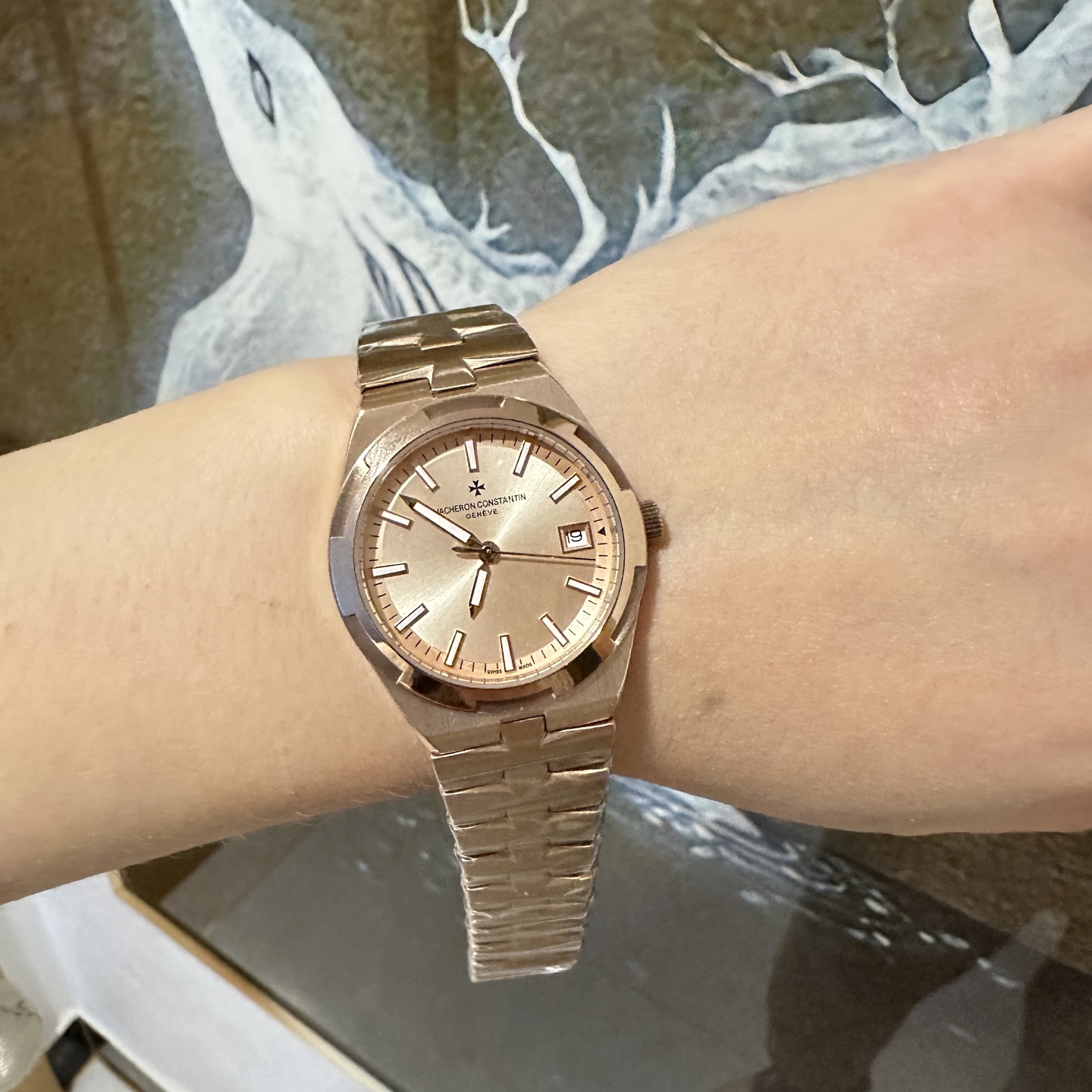 💰光500.520🔰
VACHERON CONSTANTIN江诗丹顿纵横四海系列：原装进口石英机芯，简约大三针设计，旭日纹缎拉丝工艺处理，搭配蓝宝石镜面防刮花，深邃优雅大方，直径33cm。