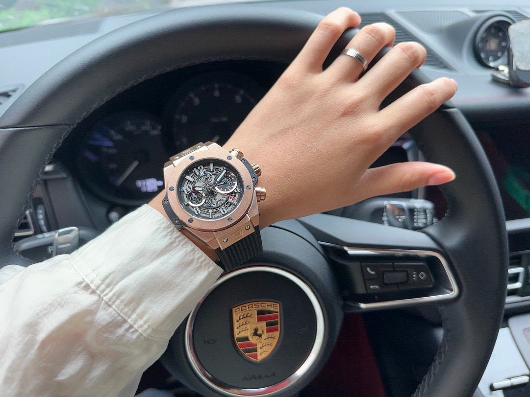 NO:764017,White shell, rose 20. Hublot's premium men's watch, with explosive hollow design, exquisite craftsmanship, originality, noble atmosphere, and gentleman style. It adopts fully automatic mechanical movement, top-grade 316 stainless steel case, natural rubber strap, mineral super mirror, size 43*13,19860909白壳,玫20.恒宝 Hublot精品男士腕表,劲爆镂空设计,技艺精湛,独具匠心,尊贵大气,绅士风范.采用全自动机械机芯,顶级316精钢表壳,天然橡胶表带,矿物质超强镜面,尺寸43*13,,Watch