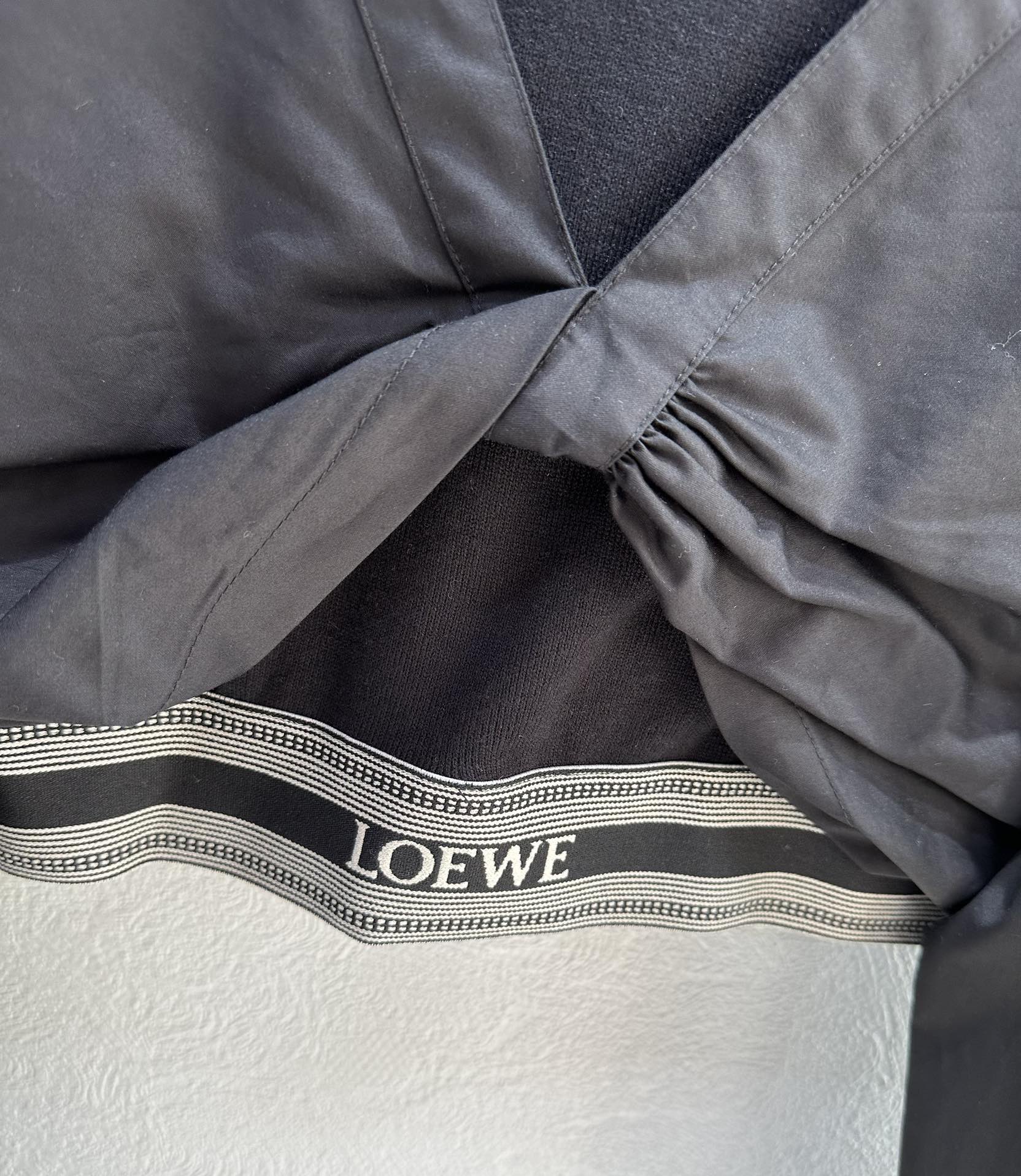爆单推荐Loew*24早春新品时髦精必入超短款衬衫假两件套！内搭罗纹针织小背心一套上身时髦帅气！露肩设计