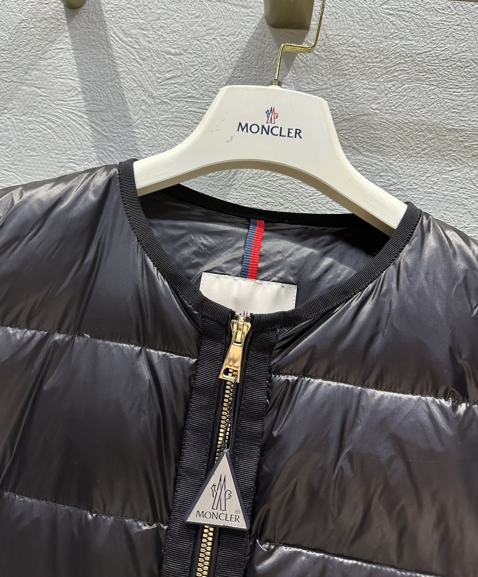 原单品质️Moncle*24秋冬新品织带拼接羽绒服短款夹克外套绗缝小圆领版型百搭不挑人拼接设计减龄又时髦