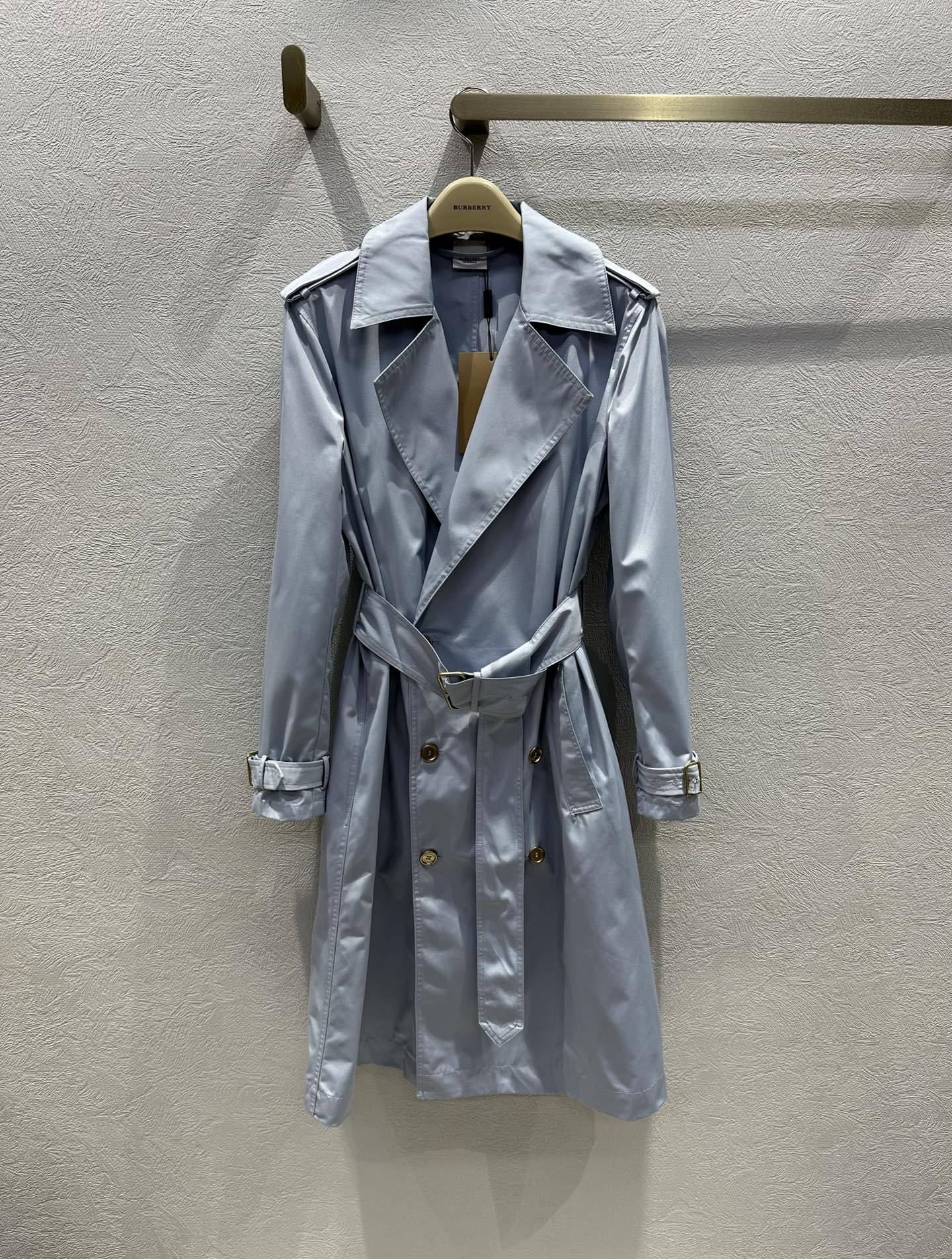 Burberry Lichtblauwe Double-Breasted Trenchcoat - Stijlvol en Tijdloos