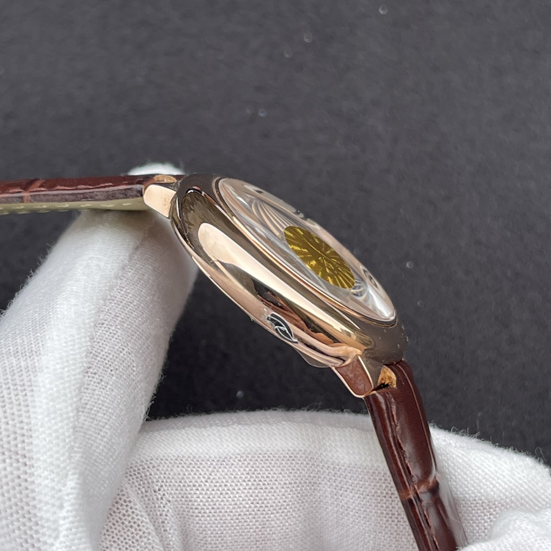 JAF最强神作!2023年卡地亚最新版本33mm蓝汽球女表!火爆来袭!
2023新表!!特别不同于以前的版本!
整体更加精致正装!表盘微微淡黄双重色调,罗马刻度黑色油印更立体丰满,麦头所有英文字体改正新版,更清晰立体,而中间菊花纹路放射清晰,更加呈现立体视觉享受!钢带款新表扣己改款,变薄变小更精致!表带钢粒整体也微薄区别于之前版本!AF都做得很好!
AF全面改版升级!力求完美演绎如下:
1.壳套方面:瑞士品级精工打磨!原装蓝色尖晶石表冠!表壳型状弧度,月牙位型态质感无敌! 完美蓝宝石鱼眼水泡水晶镜面加月牙🌙开口!多套组合壳套严谨精致细密!3度强势防水!精品表带打磨拉纱手感爆棚!表壳后盖logo,采用德国CNC雕刻复原,双胞胎效果!8颗正品级螺丝! 以上各配件!均可与原装正品手表互换!无差异!
2.表盘内部:正品代工厂级别的字面!超难的最强复刻!顶尖纯正烧钢蓝指针!日历条的银灰色调字体粗细一致!秒杀市场所有版本!AF的变态复刻要求!力追最强!
3.机芯方面:采用Top级海殴2824机芯!装表师父的超精细装配后,机芯很稳定,走时精准,极少极少返修!值得拥有!
4.一表一号一吊牌,三码合一!扫码数据跟足正品!专柜不再使用红色保修卡之类的配套!而采用大张发票的方式!我们没有做发票复制!也不做市场那些显假的包装! 这AF的表包装上与正品一致!超强仿伪!欢迎品鉴!
5.最强最优性价比! 三种版本! 钢带! 鳄鱼皮! 意大利牛皮! 物超所值!买到就是赚到!
AF,只跟正品做比对!我们能提供给你原装正品手表和我们的复刻品!欢迎来品鉴!