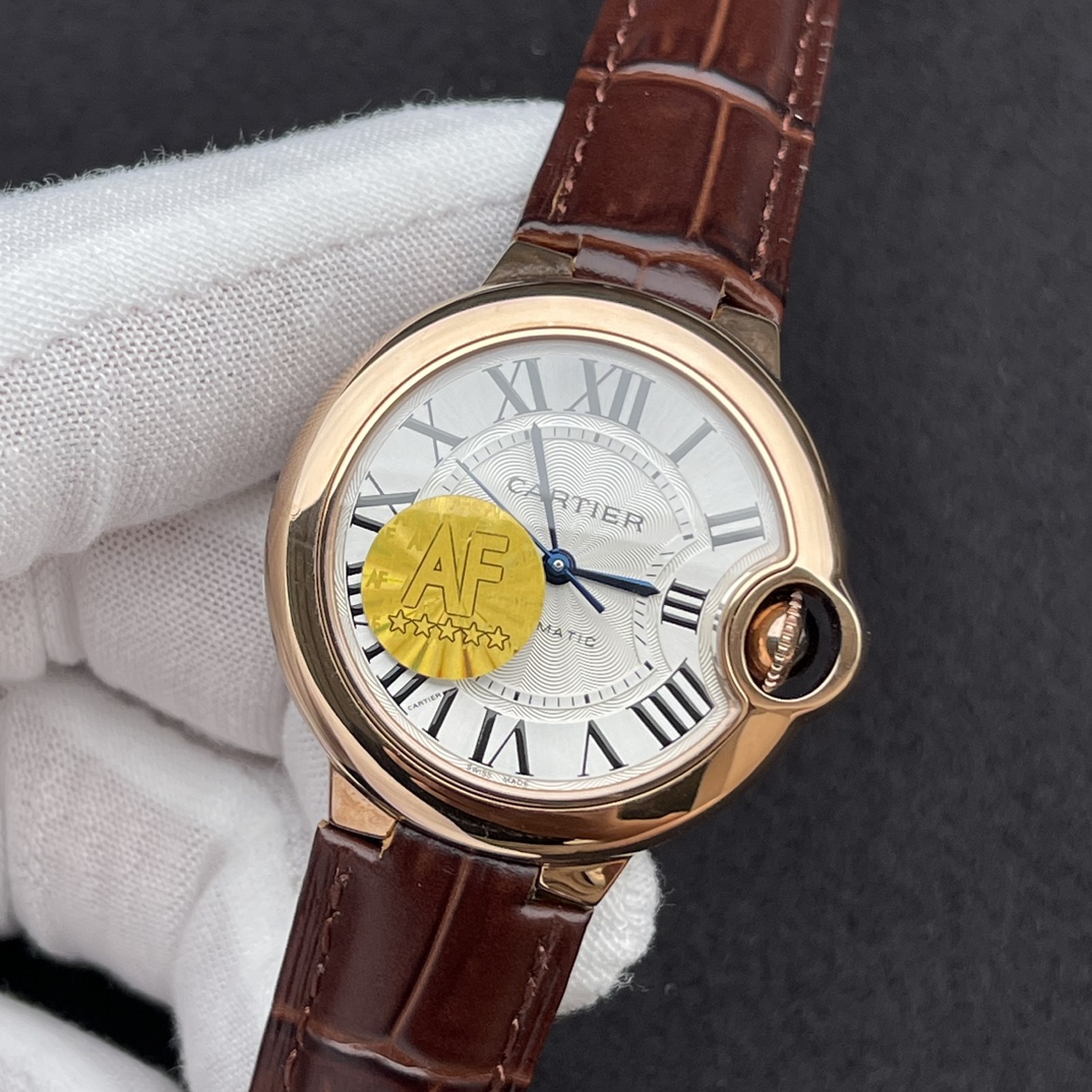 JAF最强神作!2023年卡地亚最新版本33mm蓝汽球女表!火爆来袭!
2023新表!!特别不同于以前的版本!
整体更加精致正装!表盘微微淡黄双重色调,罗马刻度黑色油印更立体丰满,麦头所有英文字体改正新版,更清晰立体,而中间菊花纹路放射清晰,更加呈现立体视觉享受!钢带款新表扣己改款,变薄变小更精致!表带钢粒整体也微薄区别于之前版本!AF都做得很好!
AF全面改版升级!力求完美演绎如下:
1.壳套方面:瑞士品级精工打磨!原装蓝色尖晶石表冠!表壳型状弧度,月牙位型态质感无敌! 完美蓝宝石鱼眼水泡水晶镜面加月牙🌙开口!多套组合壳套严谨精致细密!3度强势防水!精品表带打磨拉纱手感爆棚!表壳后盖logo,采用德国CNC雕刻复原,双胞胎效果!8颗正品级螺丝! 以上各配件!均可与原装正品手表互换!无差异!
2.表盘内部:正品代工厂级别的字面!超难的最强复刻!顶尖纯正烧钢蓝指针!日历条的银灰色调字体粗细一致!秒杀市场所有版本!AF的变态复刻要求!力追最强!
3.机芯方面:采用Top级海殴2824机芯!装表师父的超精细装配后,机芯很稳定,走时精准,极少极少返修!值得拥有!
4.一表一号一吊牌,三码合一!扫码数据跟足正品!专柜不再使用红色保修卡之类的配套!而采用大张发票的方式!我们没有做发票复制!也不做市场那些显假的包装! 这AF的表包装上与正品一致!超强仿伪!欢迎品鉴!
5.最强最优性价比! 三种版本! 钢带! 鳄鱼皮! 意大利牛皮! 物超所值!买到就是赚到!
AF,只跟正品做比对!我们能提供给你原装正品手表和我们的复刻品!欢迎来品鉴!