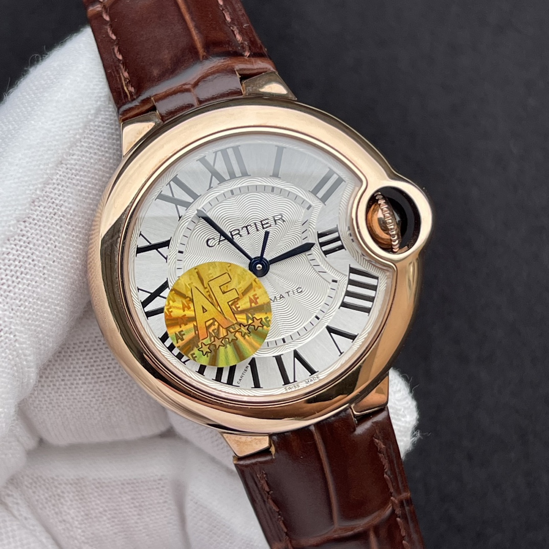 JAF最强神作!2023年卡地亚最新版本33mm蓝汽球女表!火爆来袭!
2023新表!!特别不同于以前的版本!
整体更加精致正装!表盘微微淡黄双重色调,罗马刻度黑色油印更立体丰满,麦头所有英文字体改正新版,更清晰立体,而中间菊花纹路放射清晰,更加呈现立体视觉享受!钢带款新表扣己改款,变薄变小更精致!表带钢粒整体也微薄区别于之前版本!AF都做得很好!
AF全面改版升级!力求完美演绎如下:
1.壳套方面:瑞士品级精工打磨!原装蓝色尖晶石表冠!表壳型状弧度,月牙位型态质感无敌! 完美蓝宝石鱼眼水泡水晶镜面加月牙🌙开口!多套组合壳套严谨精致细密!3度强势防水!精品表带打磨拉纱手感爆棚!表壳后盖logo,采用德国CNC雕刻复原,双胞胎效果!8颗正品级螺丝! 以上各配件!均可与原装正品手表互换!无差异!
2.表盘内部:正品代工厂级别的字面!超难的最强复刻!顶尖纯正烧钢蓝指针!日历条的银灰色调字体粗细一致!秒杀市场所有版本!AF的变态复刻要求!力追最强!
3.机芯方面:采用Top级海殴2824机芯!装表师父的超精细装配后,机芯很稳定,走时精准,极少极少返修!值得拥有!
4.一表一号一吊牌,三码合一!扫码数据跟足正品!专柜不再使用红色保修卡之类的配套!而采用大张发票的方式!我们没有做发票复制!也不做市场那些显假的包装! 这AF的表包装上与正品一致!超强仿伪!欢迎品鉴!
5.最强最优性价比! 三种版本! 钢带! 鳄鱼皮! 意大利牛皮! 物超所值!买到就是赚到!
AF,只跟正品做比对!我们能提供给你原装正品手表和我们的复刻品!欢迎来品鉴!