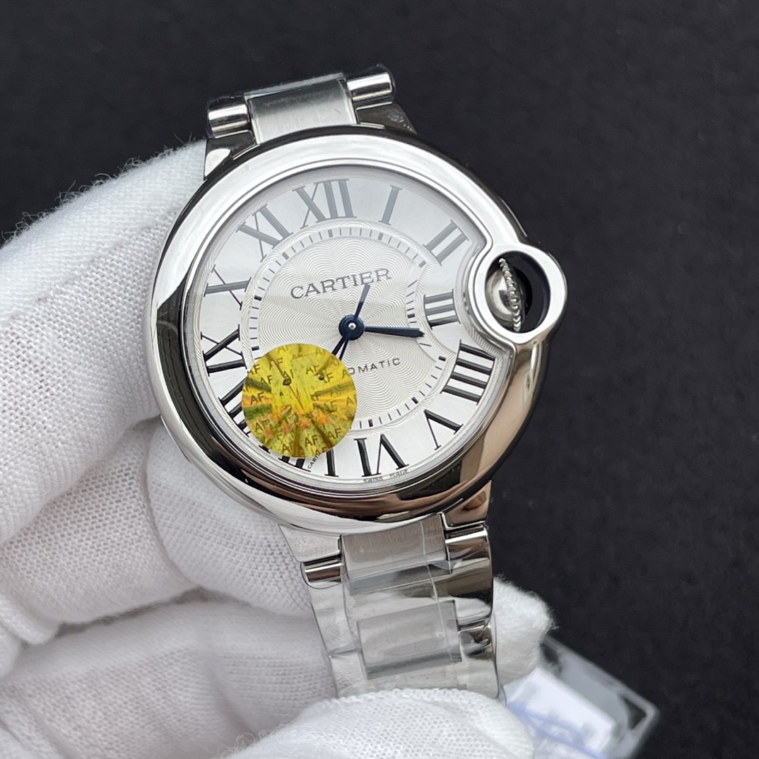 JAF最强神作！2023年卡地亚最新版本33mm蓝气球女表！火爆来袭！
2023新表！！特别不同于以前的版本！
整体更加精致正装！表盘微微淡黄双重色调，罗马刻度黑色油印更立体丰满，麦头所有英文字体改正新版，更清晰立体，而中间菊花纹路放射清晰，更加呈现立体视觉享受！钢带款新表扣己改款，变薄变小更精致！表带钢粒整体也微薄区别于之前版本！AF都做得很好！

AF全面改版升级！力求完美演绎如下：
1.壳套方面：瑞士品级精工打磨！原装蓝色尖晶石表冠！表壳型状弧度，月牙位型态质感无敌！ 完美蓝宝石鱼眼水泡水晶镜面加月牙🌙开口！多套组合壳套严谨精致细密！3度强势防水！精品表带打磨拉纱手感爆棚！表壳后盖logo，采用德国CNC雕刻复原，双胞胎效果！8颗正品级螺丝！ 以上各配件！均可与原装正品手表互换！无差异！
2.表盘内部：正品代工厂级别的字面！超难的最强复刻！顶尖纯正烧钢蓝指针！日历条的银灰色调字体粗细一致！秒杀市场所有版本！AF的变态复刻要求！力追最强！
3.机芯方面：采用Top级海殴2824机芯！装表师父的超精细装配后，机芯很稳定，走时精准，极少极少返修！值得拥有！
4.一表一号一吊牌，三码合一！扫码数据跟足正品！专柜不再使用红色保修卡之类的配套！而采用大张发票的方式！我们没有做发票复制！也不做市场那些显假的包装！ 这AF的表包装上与正品一致！超强仿伪！欢迎品鉴！
5.最强最优性价比！ 三种版本！ 钢带！ 鳄鱼皮！ 意大利牛皮！ 物超所值！买到就是赚到！

AF，只跟正品做比对！我们能提供给你原装正品手表和我们的复刻品！欢迎来品鉴！