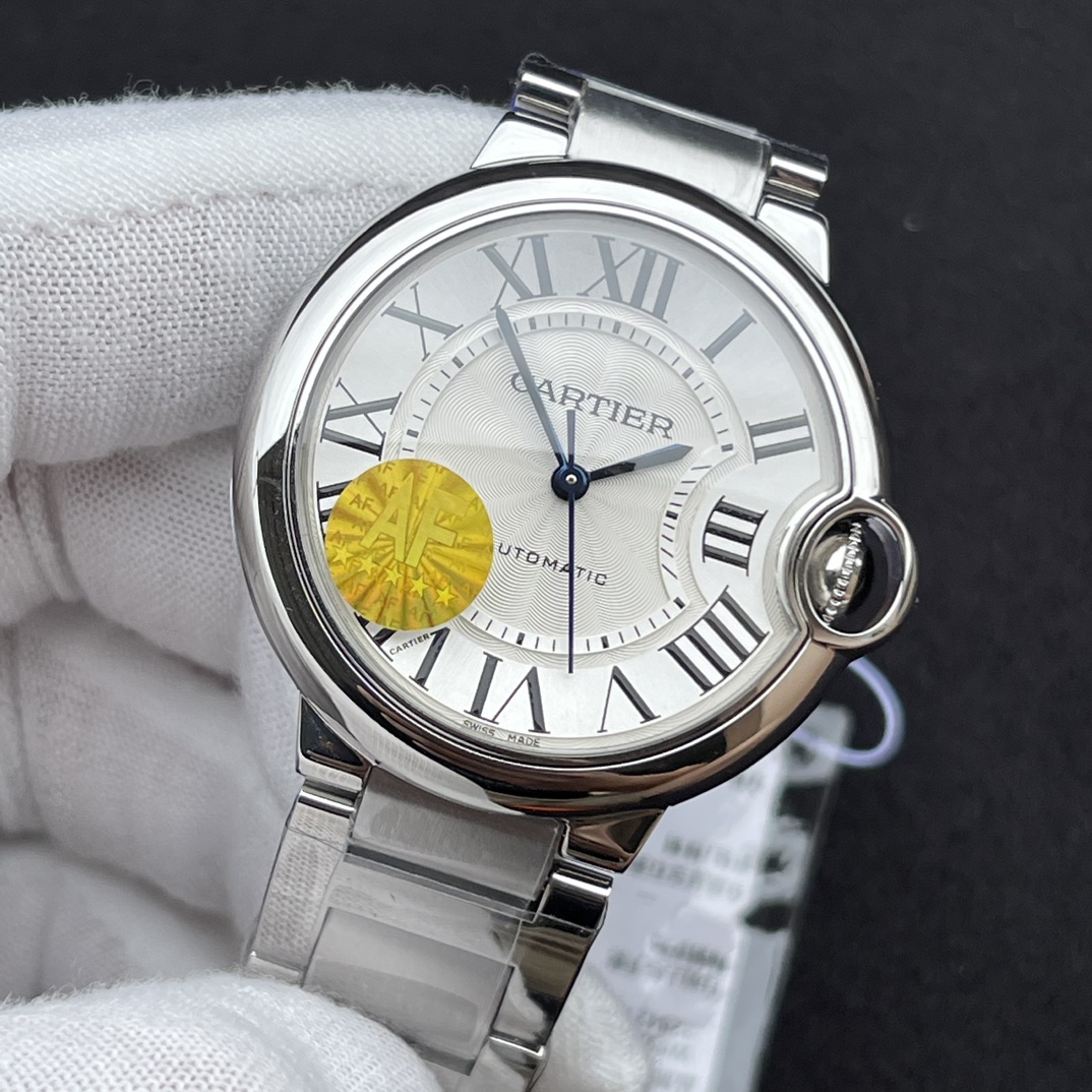 JAF最强神作!2023年卡地亚最新版本36mm蓝气球女表!火爆来袭!
2023新表!!特别不同于以前的版本!
整体更加精致正装!表盘微微淡黄双重色调,罗马刻度黑色油印更立体丰满,麦头所有英文字体改正新版,更清晰立体,而中间菊花纹路放射清晰,更加呈现立体视觉享受!钢带款新表扣己改款,变薄变小更精致!表带钢粒整体也微薄区别于之前版本!AF都做得很好!
AF全面改版升级!力求完美演绎如下:
1.壳套方面:瑞士品级精工打磨!原装蓝色尖晶石表冠!表壳型状弧度,月牙位型态质感无敌! 完美蓝宝石鱼眼水泡水晶镜面加月牙🌙开口!多套组合壳套严谨精致细密!3度强势防水!精品表带打磨拉纱手感爆棚!表壳后盖logo,采用德国CNC雕刻复原,双胞胎效果!8颗正品级螺丝! 以上各配件!均可与原装正品手表互换!无差异!
2.表盘内部:正品代工厂级别的字面!超难的最强复刻!顶尖纯正烧钢蓝指针!日历条的银灰色调字体粗细一致!秒杀市场所有版本!AF的变态复刻要求!力追最强!
3.机芯方面:采用Top级海殴2824机芯!装表师父的超精细装配后,机芯很稳定,走时精准,极少极少返修!值得拥有!
4.一表一号一吊牌,三码合一!扫码数据跟足正品!专柜不再使用红色保修卡之类的配套!而采用大张发票的方式!我们没有做发票复制!也不做市场那些显假的包装! 这AF的表包装上与正品一致!超强仿伪!欢迎品鉴!
5.最强最优性价比! 三种版本! 钢带! 鳄鱼皮! 意大利牛皮! 物超所值!买到就是赚到!
AF,只跟正品做比对!我们能提供给你原装正品手表和我们的复刻品!欢迎来品鉴!