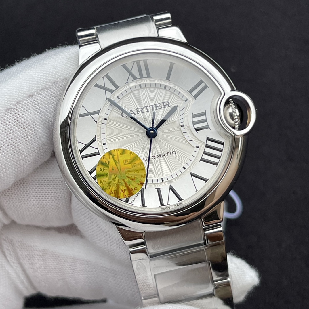 JAF最强神作!2023年卡地亚最新版本36mm蓝气球女表!火爆来袭!
2023新表!!特别不同于以前的版本!
整体更加精致正装!表盘微微淡黄双重色调,罗马刻度黑色油印更立体丰满,麦头所有英文字体改正新版,更清晰立体,而中间菊花纹路放射清晰,更加呈现立体视觉享受!钢带款新表扣己改款,变薄变小更精致!表带钢粒整体也微薄区别于之前版本!AF都做得很好!
AF全面改版升级!力求完美演绎如下:
1.壳套方面:瑞士品级精工打磨!原装蓝色尖晶石表冠!表壳型状弧度,月牙位型态质感无敌! 完美蓝宝石鱼眼水泡水晶镜面加月牙🌙开口!多套组合壳套严谨精致细密!3度强势防水!精品表带打磨拉纱手感爆棚!表壳后盖logo,采用德国CNC雕刻复原,双胞胎效果!8颗正品级螺丝! 以上各配件!均可与原装正品手表互换!无差异!
2.表盘内部:正品代工厂级别的字面!超难的最强复刻!顶尖纯正烧钢蓝指针!日历条的银灰色调字体粗细一致!秒杀市场所有版本!AF的变态复刻要求!力追最强!
3.机芯方面:采用Top级海殴2824机芯!装表师父的超精细装配后,机芯很稳定,走时精准,极少极少返修!值得拥有!
4.一表一号一吊牌,三码合一!扫码数据跟足正品!专柜不再使用红色保修卡之类的配套!而采用大张发票的方式!我们没有做发票复制!也不做市场那些显假的包装! 这AF的表包装上与正品一致!超强仿伪!欢迎品鉴!
5.最强最优性价比! 三种版本! 钢带! 鳄鱼皮! 意大利牛皮! 物超所值!买到就是赚到!
AF,只跟正品做比对!我们能提供给你原装正品手表和我们的复刻品!欢迎来品鉴!