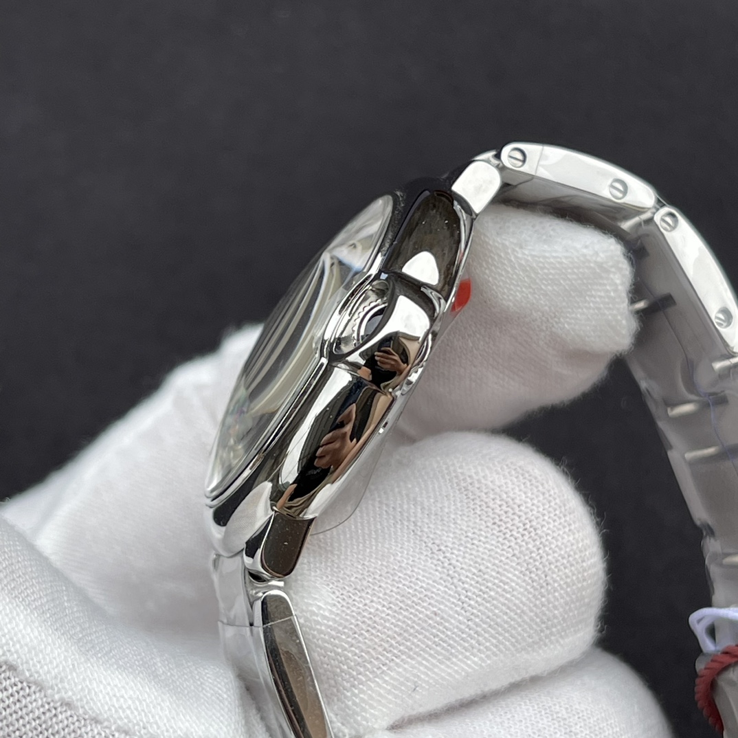 JAF最强神作!2023年卡地亚最新版本36mm蓝气球女表!火爆来袭!
2023新表!!特别不同于以前的版本!
整体更加精致正装!表盘微微淡黄双重色调,罗马刻度黑色油印更立体丰满,麦头所有英文字体改正新版,更清晰立体,而中间菊花纹路放射清晰,更加呈现立体视觉享受!钢带款新表扣己改款,变薄变小更精致!表带钢粒整体也微薄区别于之前版本!AF都做得很好!
AF全面改版升级!力求完美演绎如下:
1.壳套方面:瑞士品级精工打磨!原装蓝色尖晶石表冠!表壳型状弧度,月牙位型态质感无敌! 完美蓝宝石鱼眼水泡水晶镜面加月牙🌙开口!多套组合壳套严谨精致细密!3度强势防水!精品表带打磨拉纱手感爆棚!表壳后盖logo,采用德国CNC雕刻复原,双胞胎效果!8颗正品级螺丝! 以上各配件!均可与原装正品手表互换!无差异!
2.表盘内部:正品代工厂级别的字面!超难的最强复刻!顶尖纯正烧钢蓝指针!日历条的银灰色调字体粗细一致!秒杀市场所有版本!AF的变态复刻要求!力追最强!
3.机芯方面:采用Top级海殴2824机芯!装表师父的超精细装配后,机芯很稳定,走时精准,极少极少返修!值得拥有!
4.一表一号一吊牌,三码合一!扫码数据跟足正品!专柜不再使用红色保修卡之类的配套!而采用大张发票的方式!我们没有做发票复制!也不做市场那些显假的包装! 这AF的表包装上与正品一致!超强仿伪!欢迎品鉴!
5.最强最优性价比! 三种版本! 钢带! 鳄鱼皮! 意大利牛皮! 物超所值!买到就是赚到!
AF,只跟正品做比对!我们能提供给你原装正品手表和我们的复刻品!欢迎来品鉴!