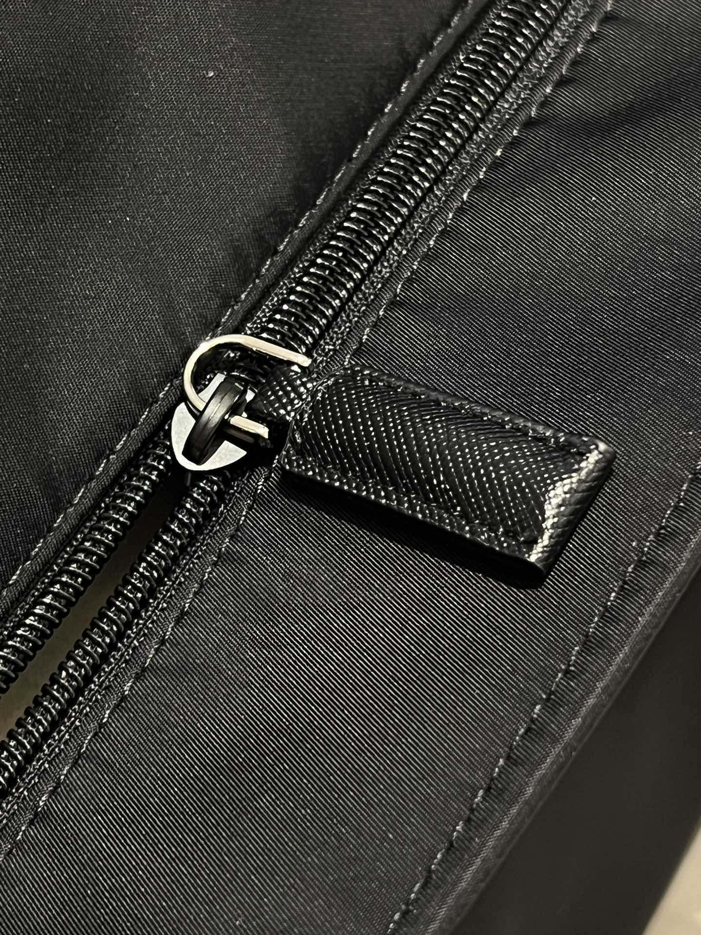A classic top-handle tote bag designed for versatile functionality - Comprehensive 5