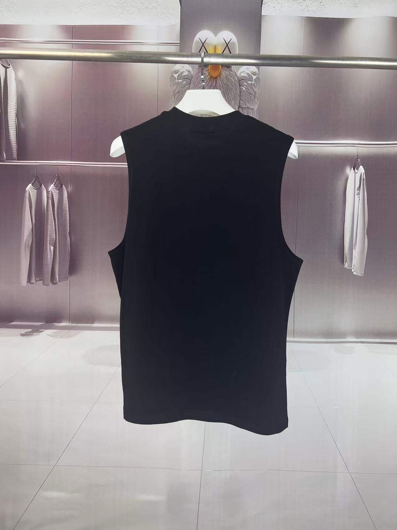  💰100
YSL*圣罗兰
 2025夏季YSL字母logo刺绣  坎肩汗背心 运动健身 简约风 走秀款  圆领无袖T恤衫 宽松版型  男女同款 上身效果很赞 透气
颜色：黑 白
尺码：S-XXL