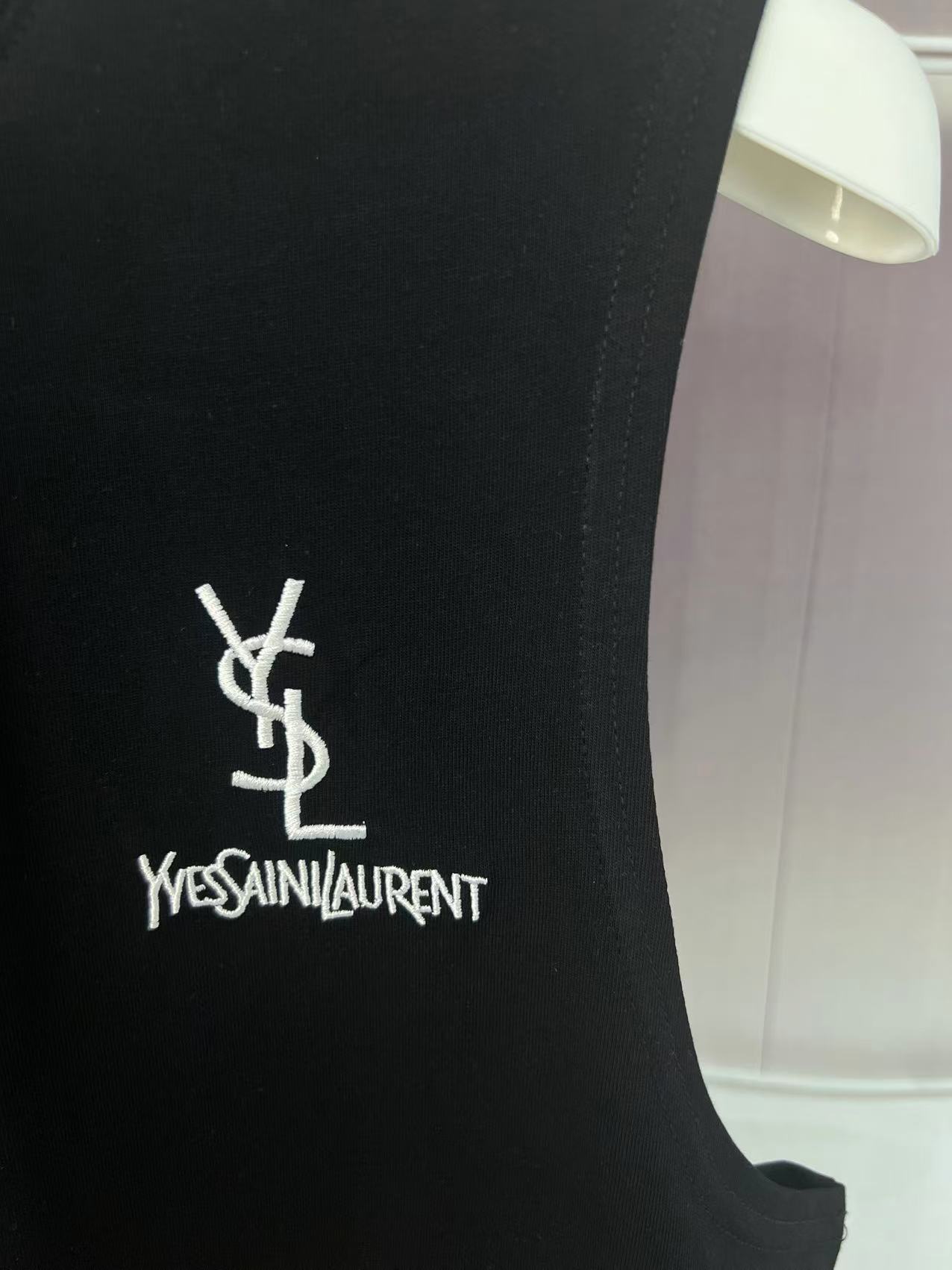 💰100
YSL*圣罗兰
 2025夏季YSL字母logo刺绣  坎肩汗背心 运动健身 简约风 走秀款  圆领无袖T恤衫 宽松版型  男女同款 上身效果很赞 透气
颜色：黑 白
尺码：S-XXL