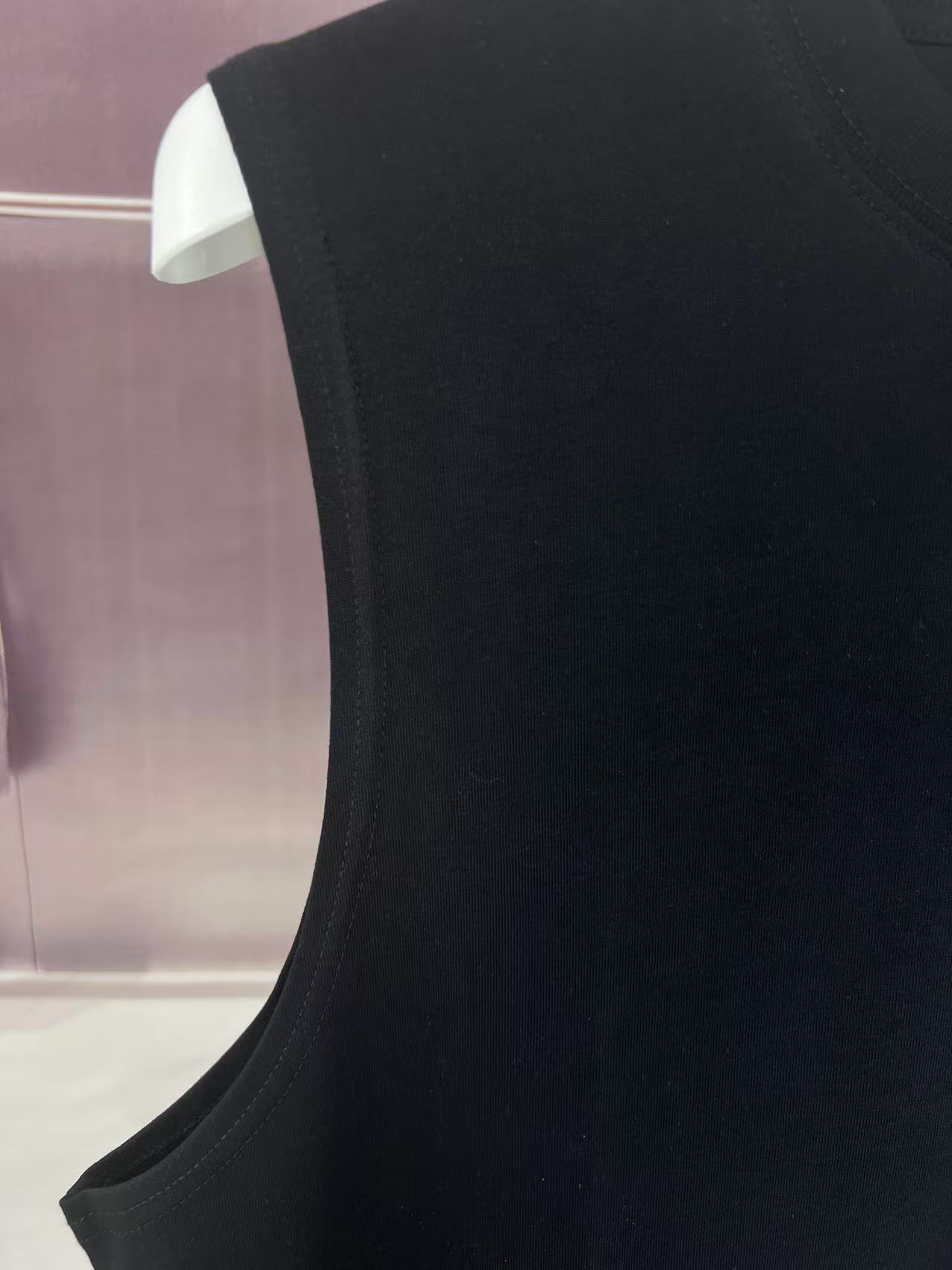  💰100
YSL*圣罗兰
 2025夏季YSL字母logo刺绣  坎肩汗背心 运动健身 简约风 走秀款  圆领无袖T恤衫 宽松版型  男女同款 上身效果很赞 透气
颜色：黑 白
尺码：S-XXL
