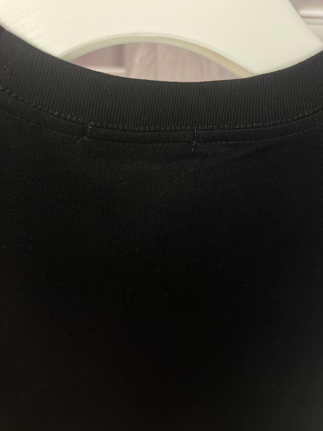  💰100
YSL*圣罗兰
 2025夏季YSL字母logo刺绣  坎肩汗背心 运动健身 简约风 走秀款  圆领无袖T恤衫 宽松版型  男女同款 上身效果很赞 透气
颜色：黑 白
尺码：S-XXL