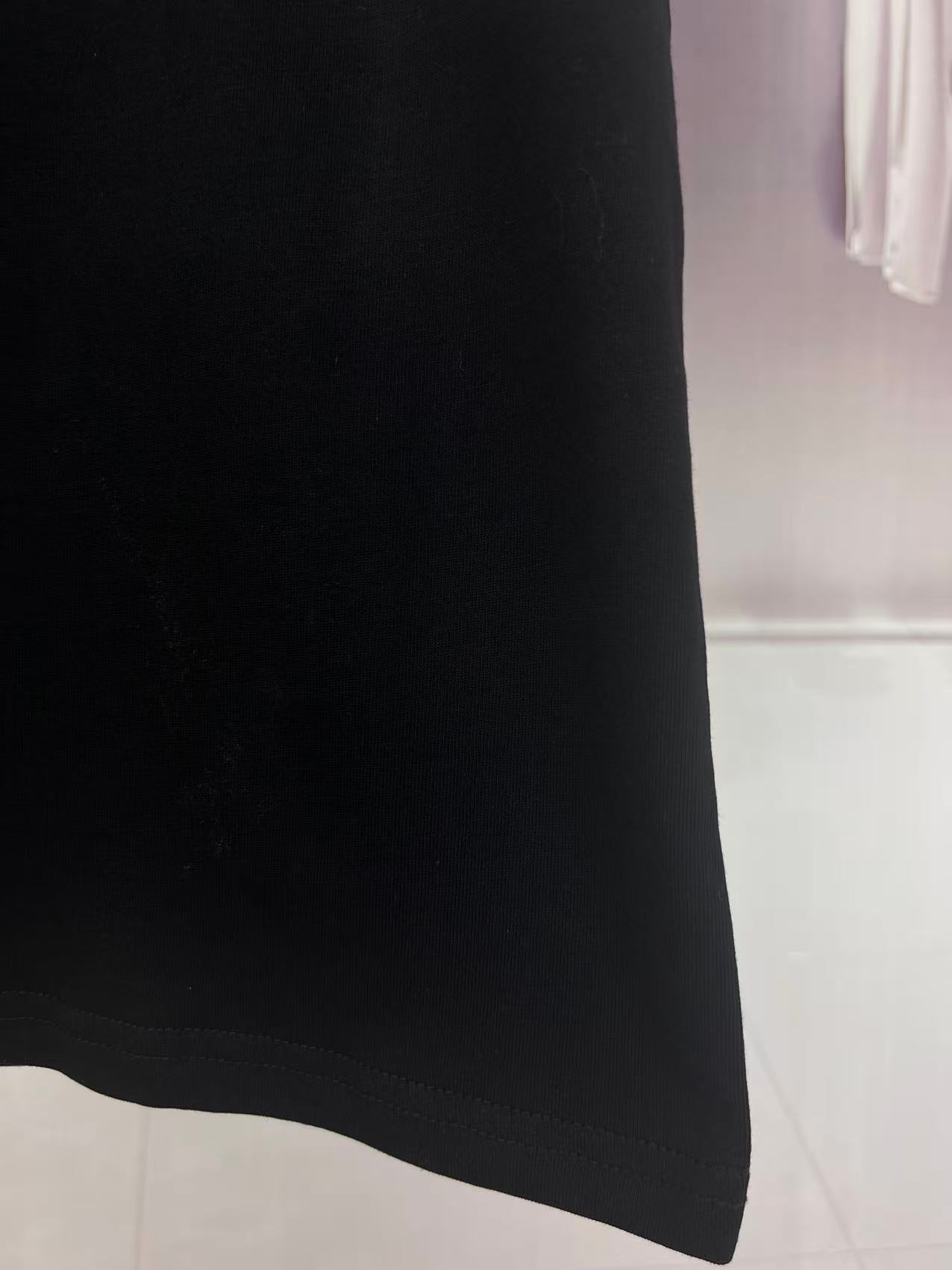  💰100
YSL*圣罗兰
 2025夏季YSL字母logo刺绣  坎肩汗背心 运动健身 简约风 走秀款  圆领无袖T恤衫 宽松版型  男女同款 上身效果很赞 透气
颜色：黑 白
尺码：S-XXL