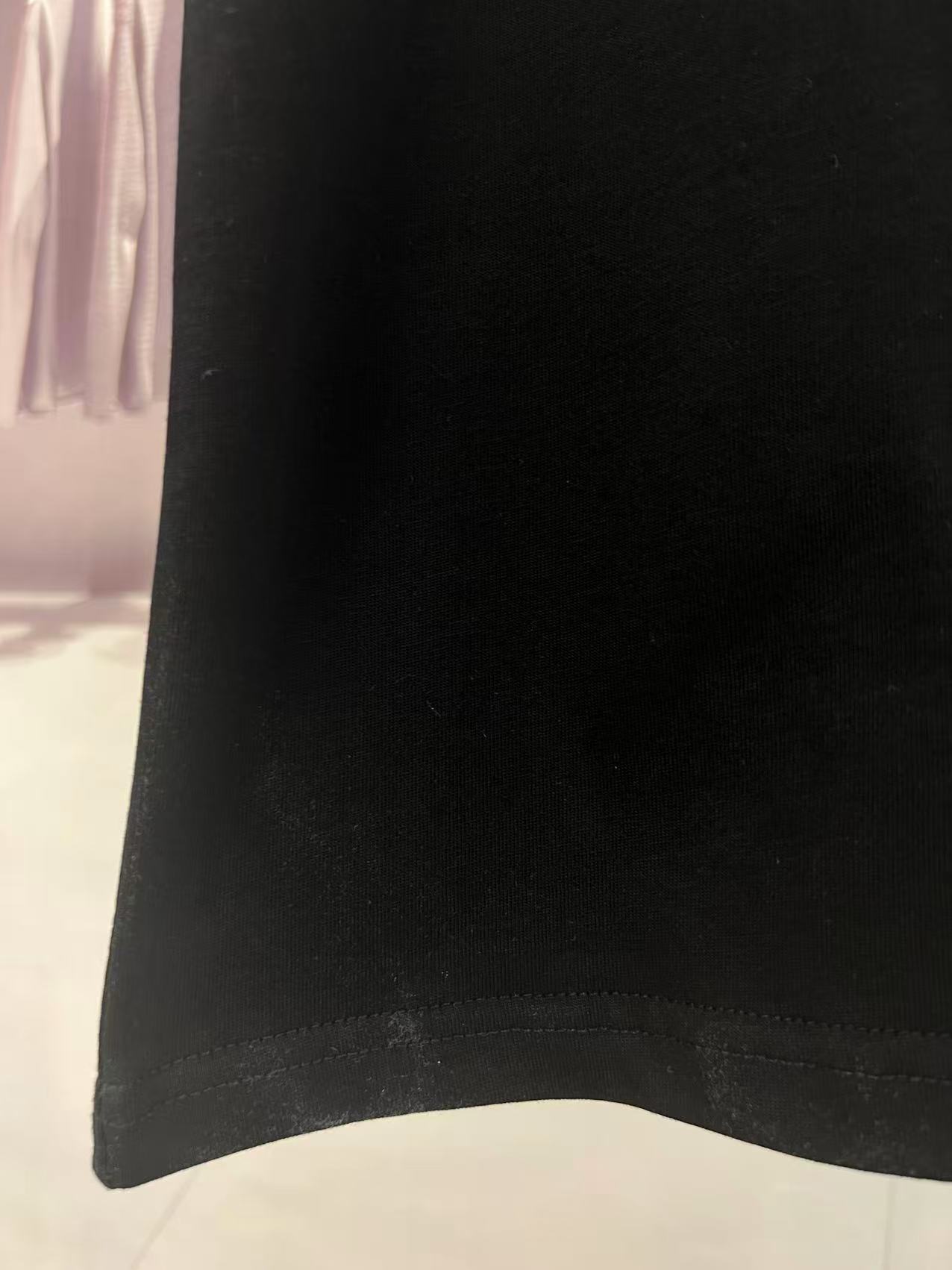  💰100
YSL*圣罗兰
 2025夏季YSL字母logo刺绣  坎肩汗背心 运动健身 简约风 走秀款  圆领无袖T恤衫 宽松版型  男女同款 上身效果很赞 透气
颜色：黑 白
尺码：S-XXL