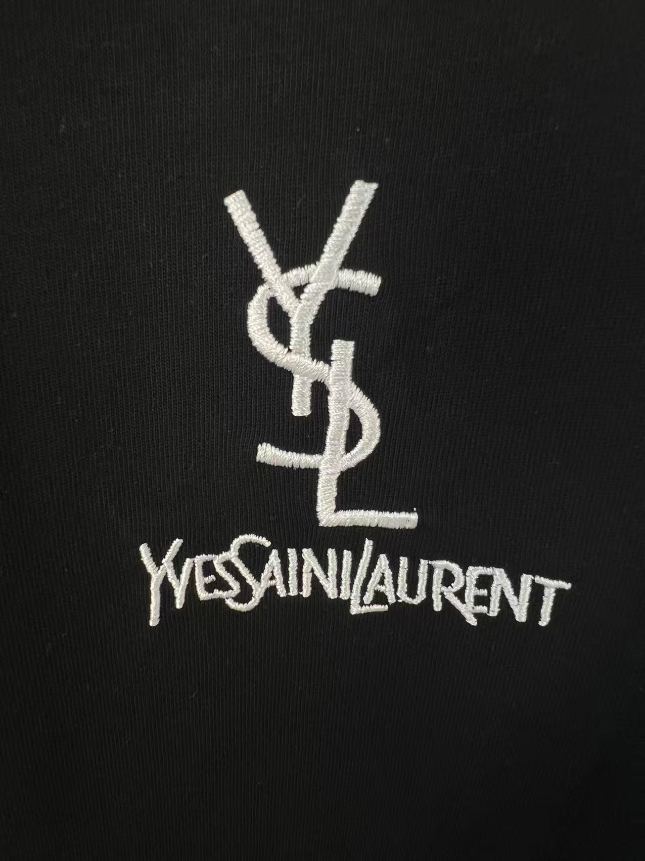  💰100
YSL*圣罗兰
 2025夏季YSL字母logo刺绣  坎肩汗背心 运动健身 简约风 走秀款  圆领无袖T恤衫 宽松版型  男女同款 上身效果很赞 透气
颜色：黑 白
尺码：S-XXL